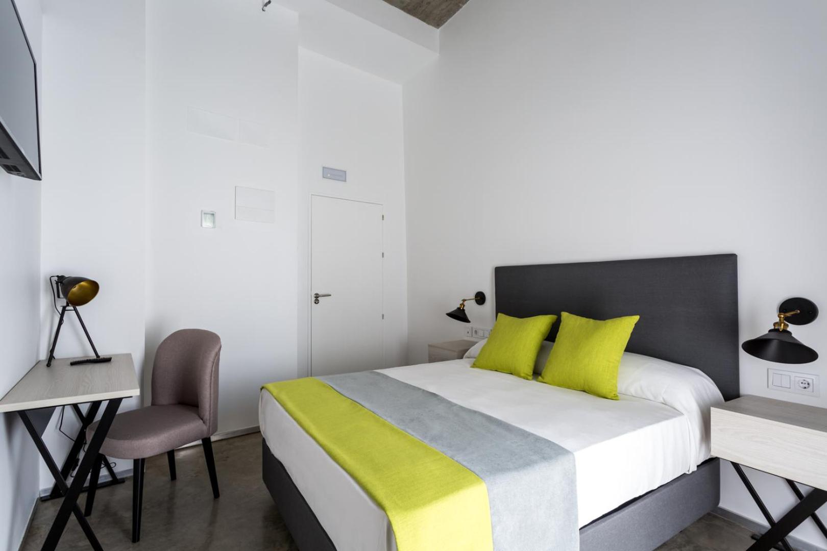 Double Room with Balcony - Photo 3