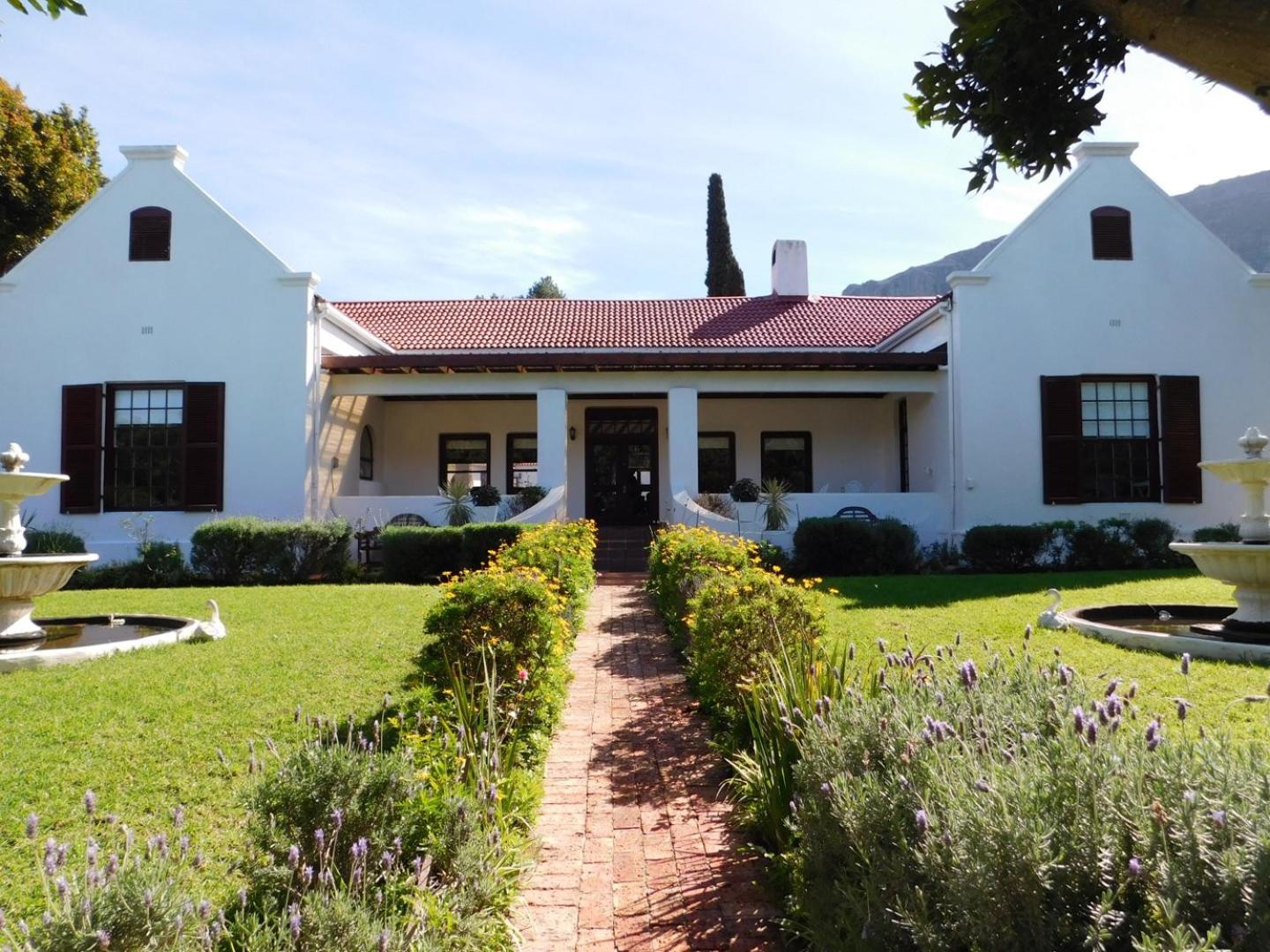 Four-Bedroom House photo 2