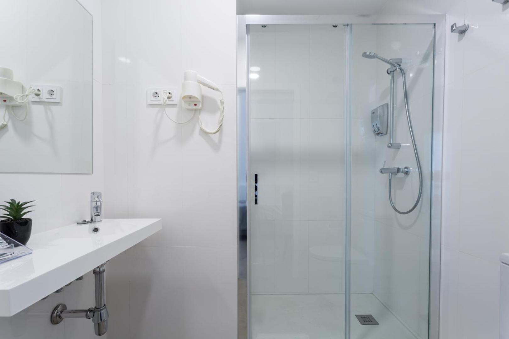 Double Room with Balcony - Photo 5