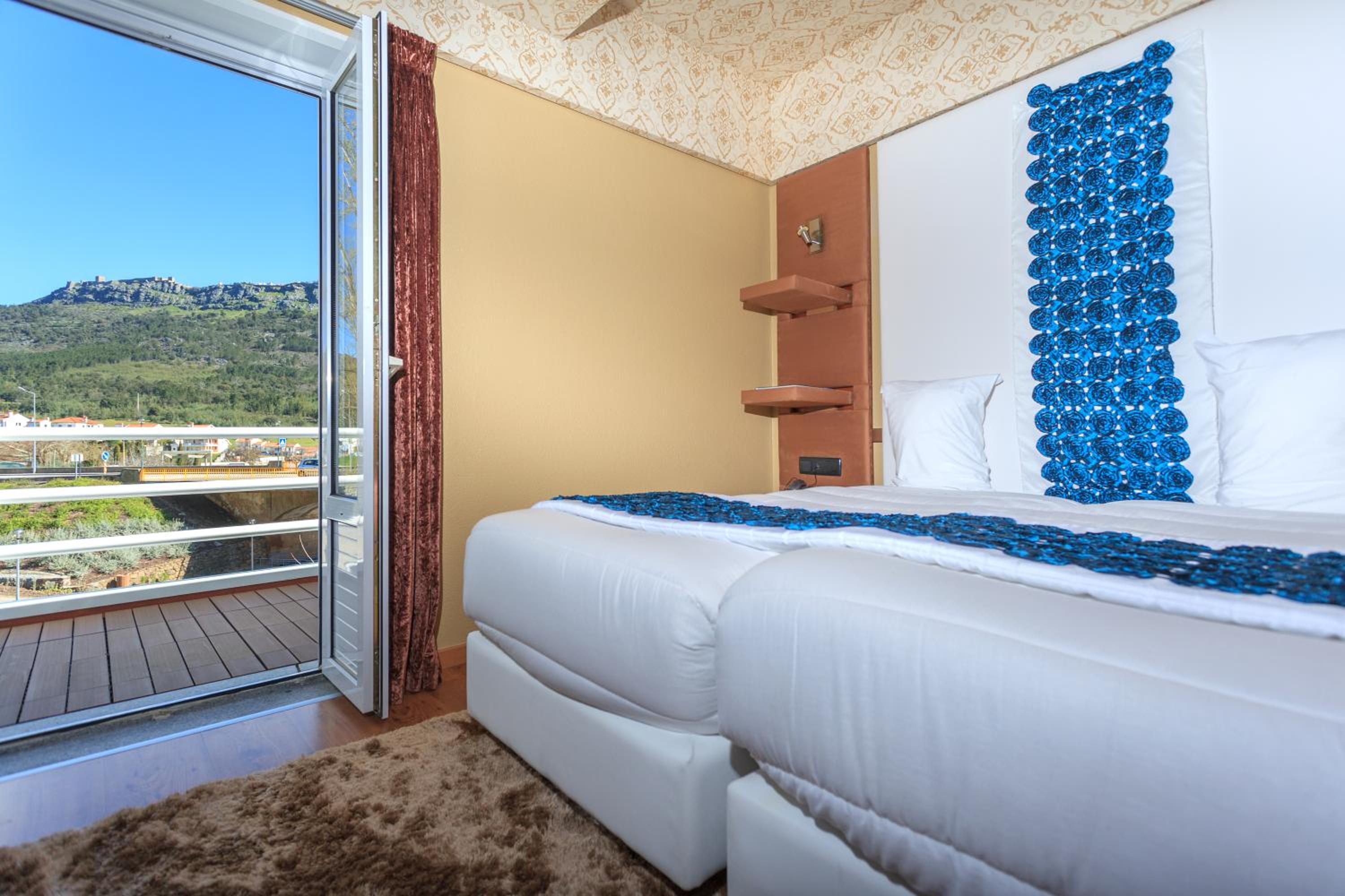 Twin Room with river and Castle View photo 2