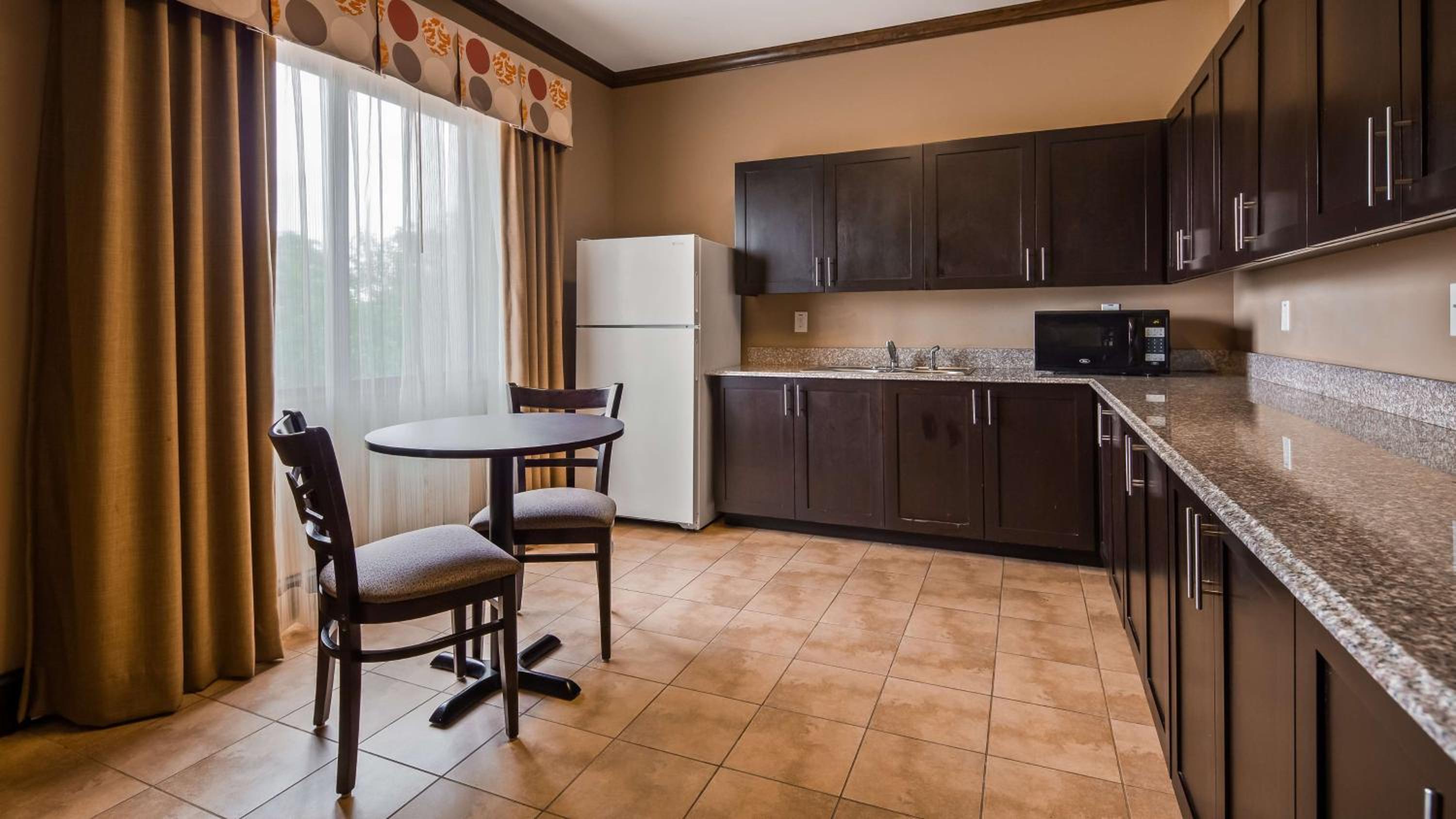 King Suite with Sofa Bed and Kitchen - Non-Smoking - Photo 2