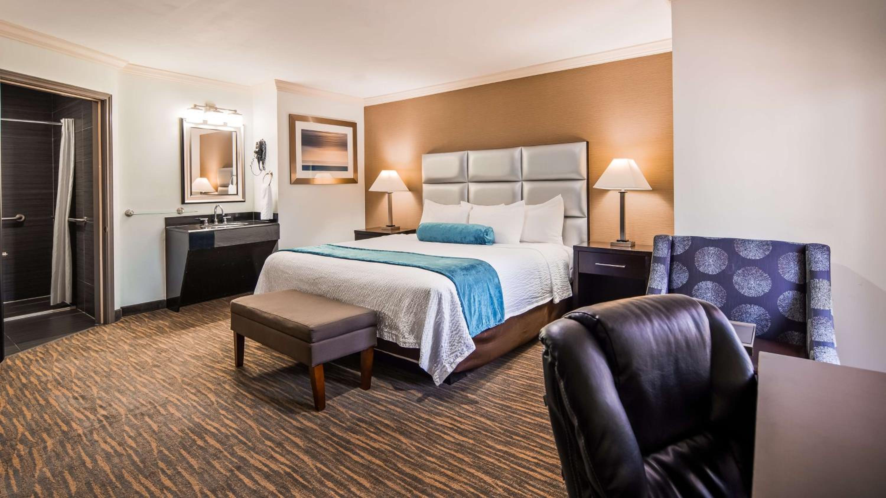 King Suite with Roll-in Shower - Mobility Access