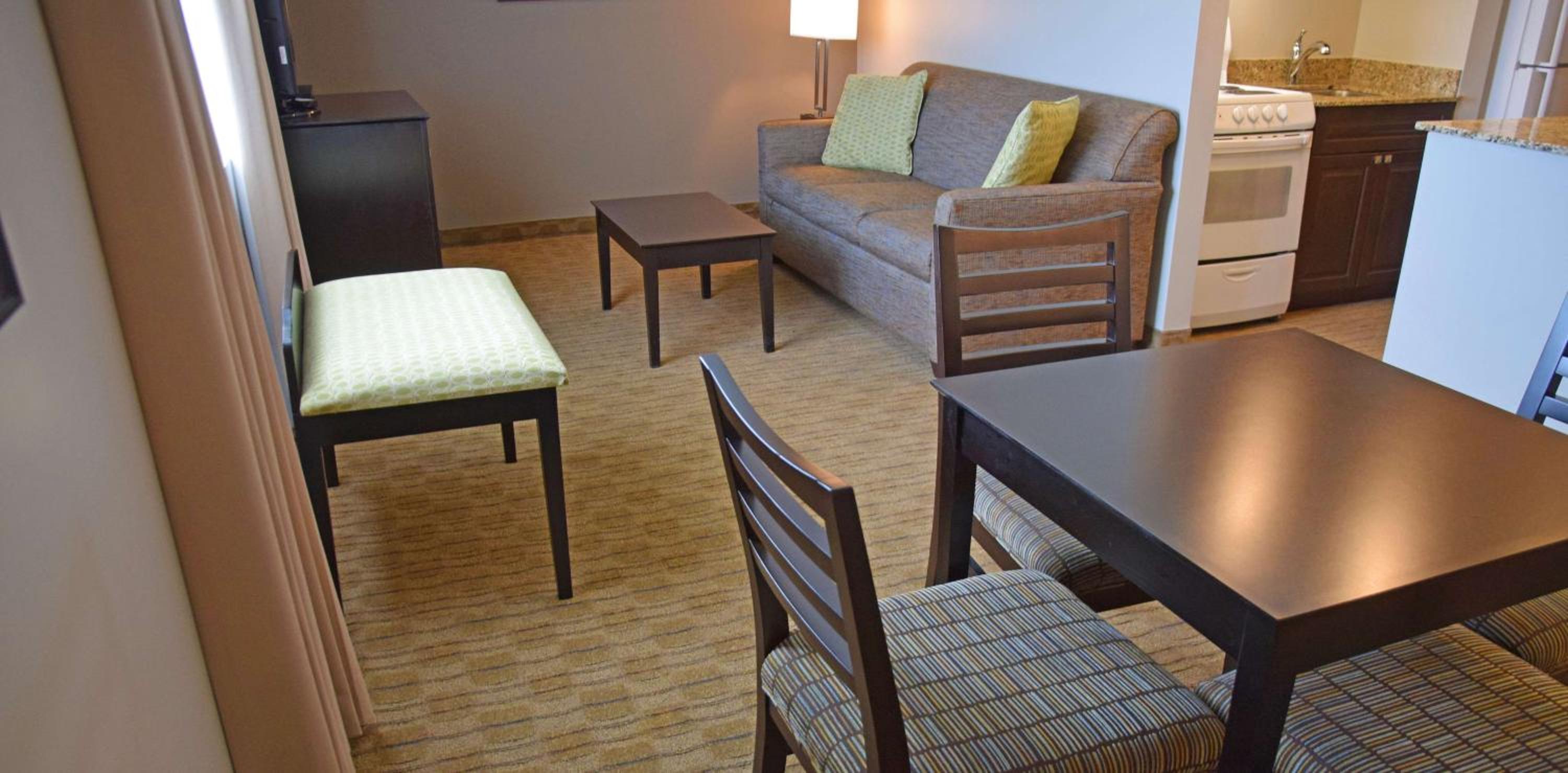 Queen suite with Kitchenette - Non-Smoking - Photo 2