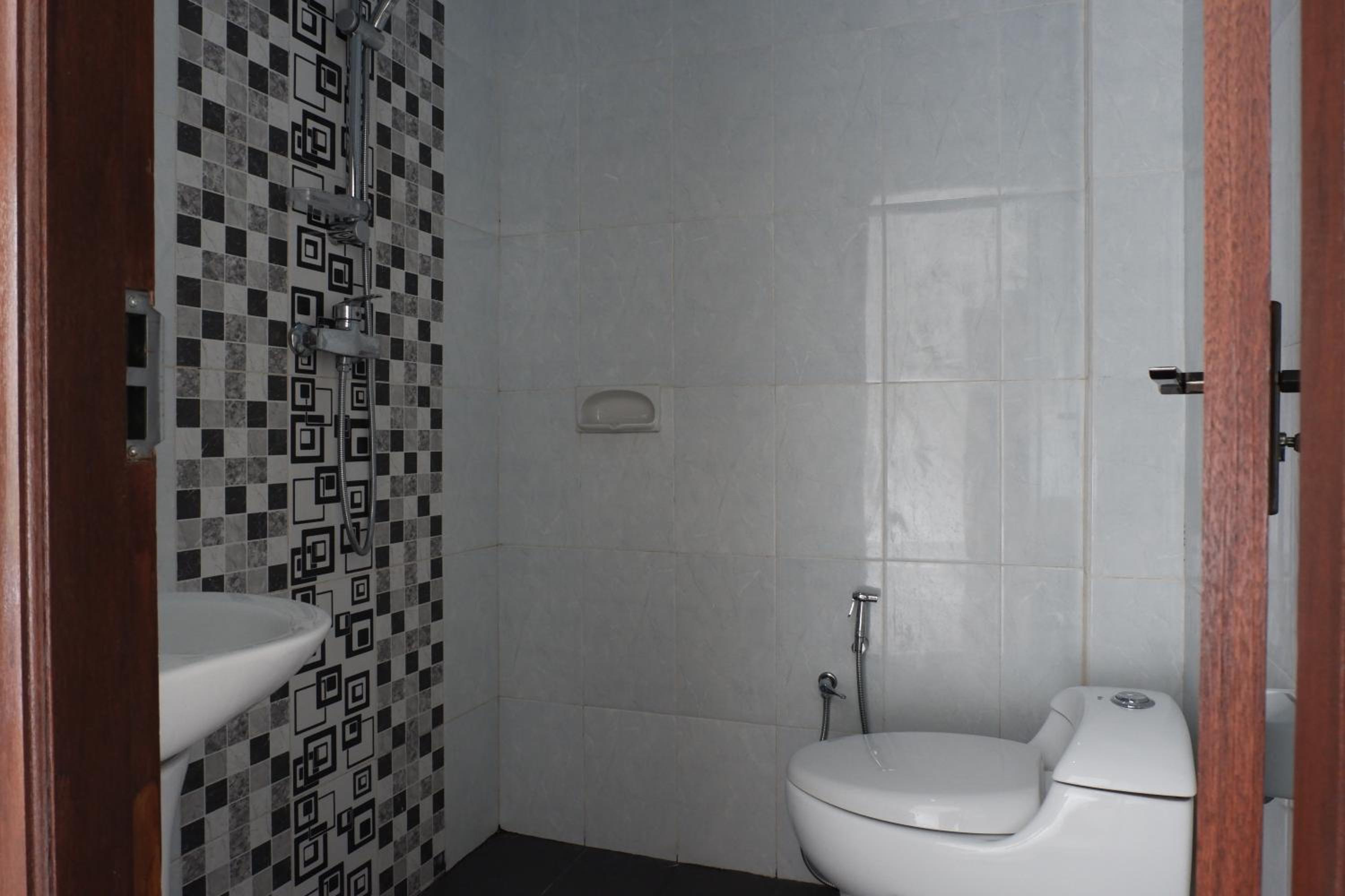 Shocking Deal - Double Bedroom with garden view - Photo 8
