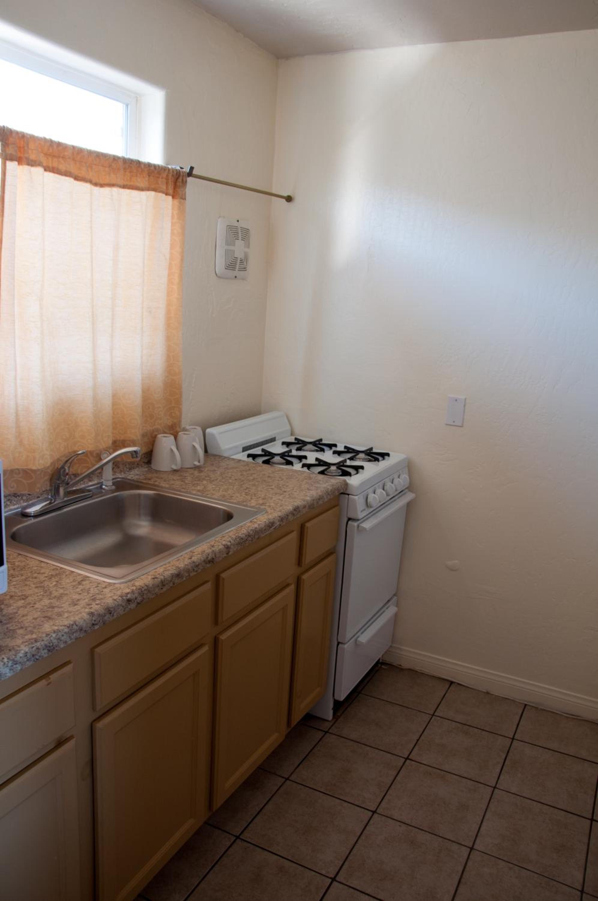 Queen Room with Kitchenette - Photo 2