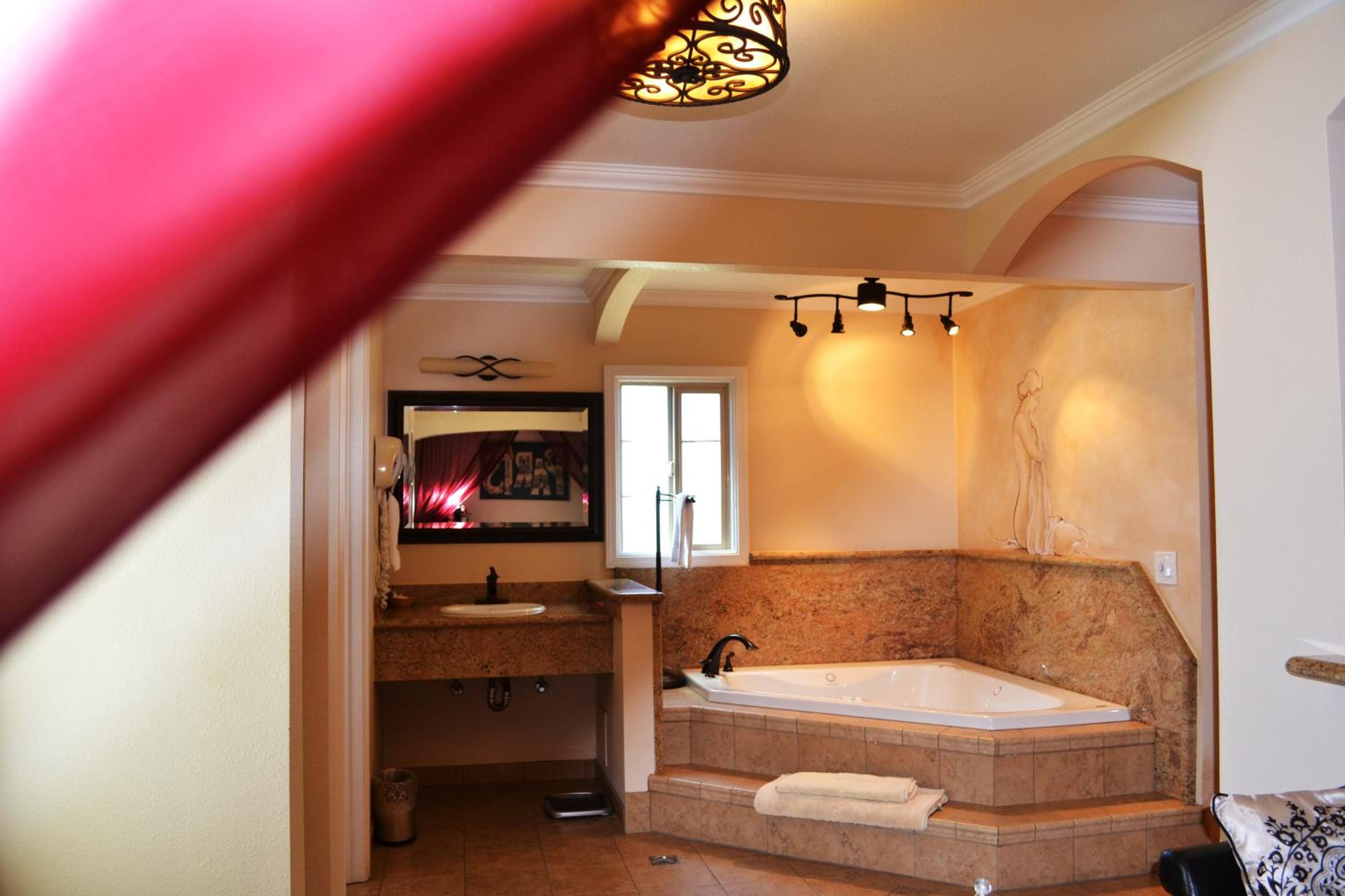 King Room with Spa Bath - Photo 5