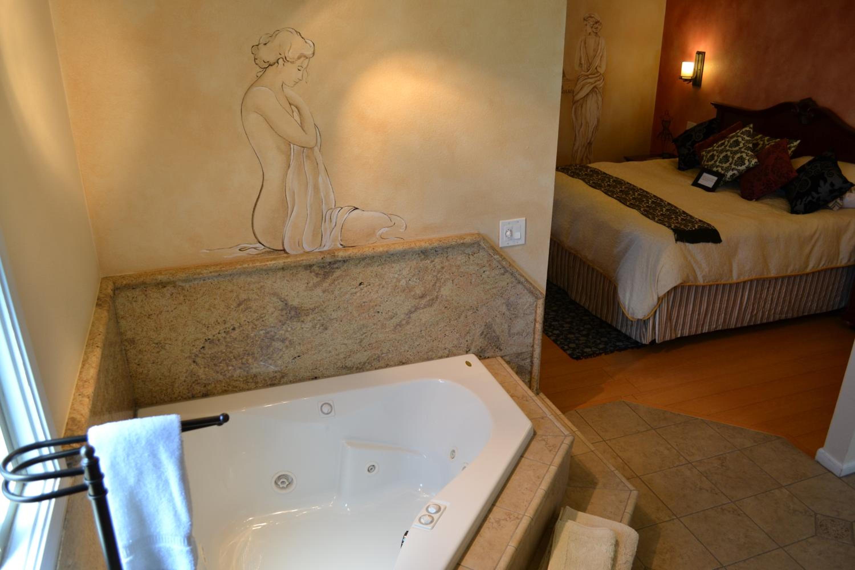 King Room with Spa Bath - Photo 4