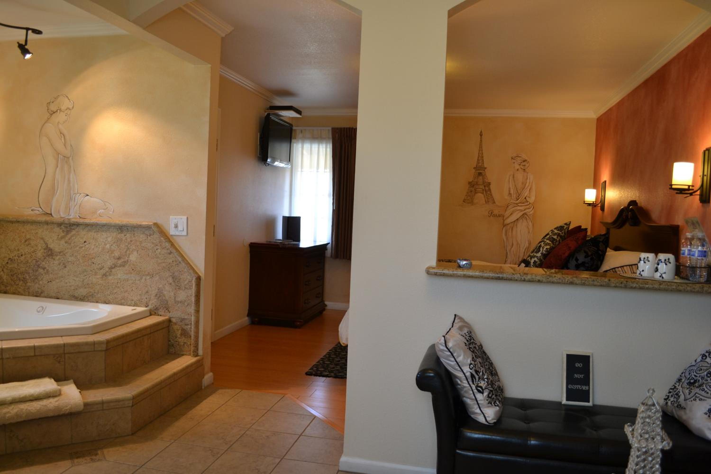 King Room with Spa Bath - Photo 6