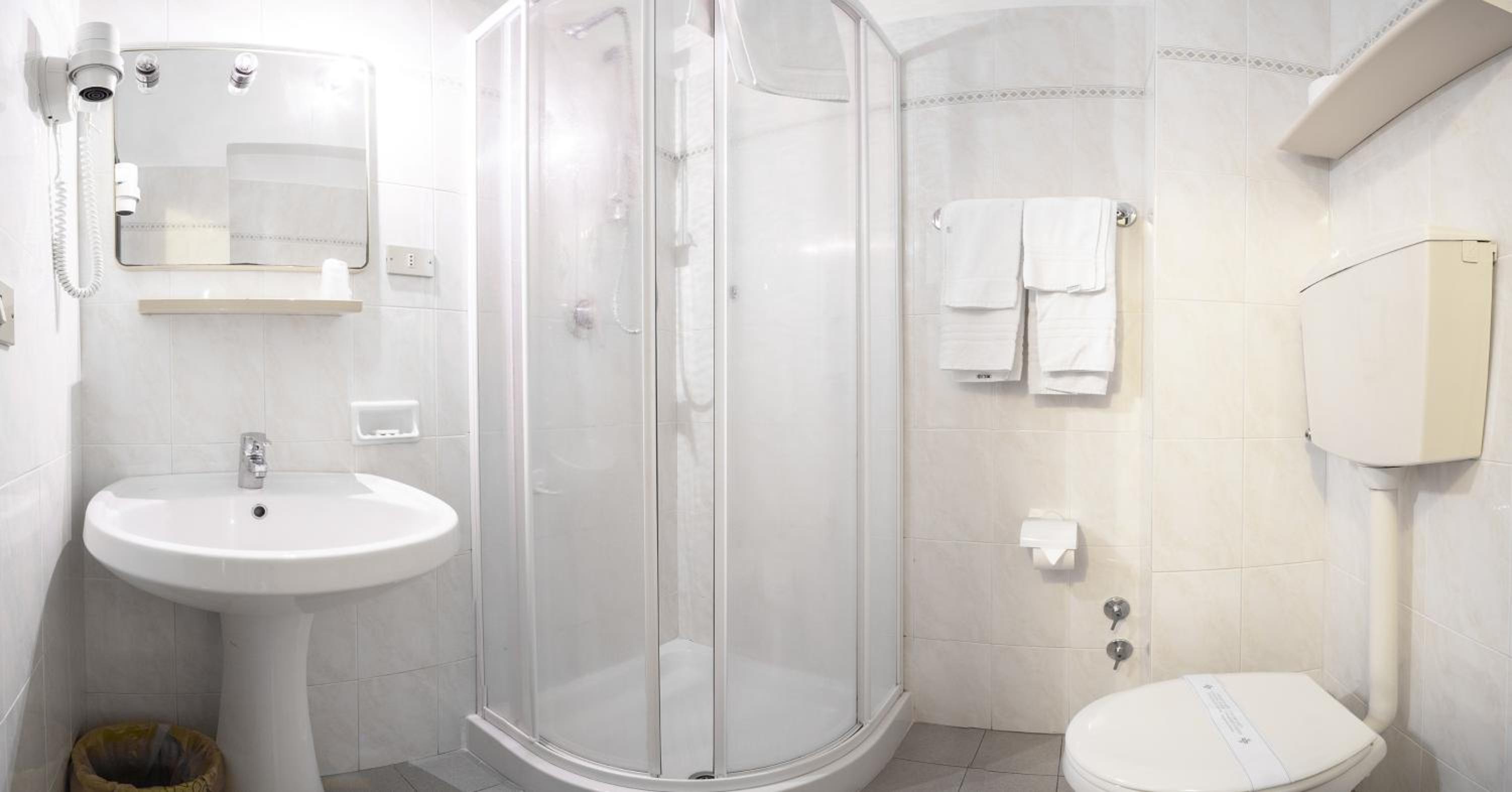 Double or Twin Room - Photo 4