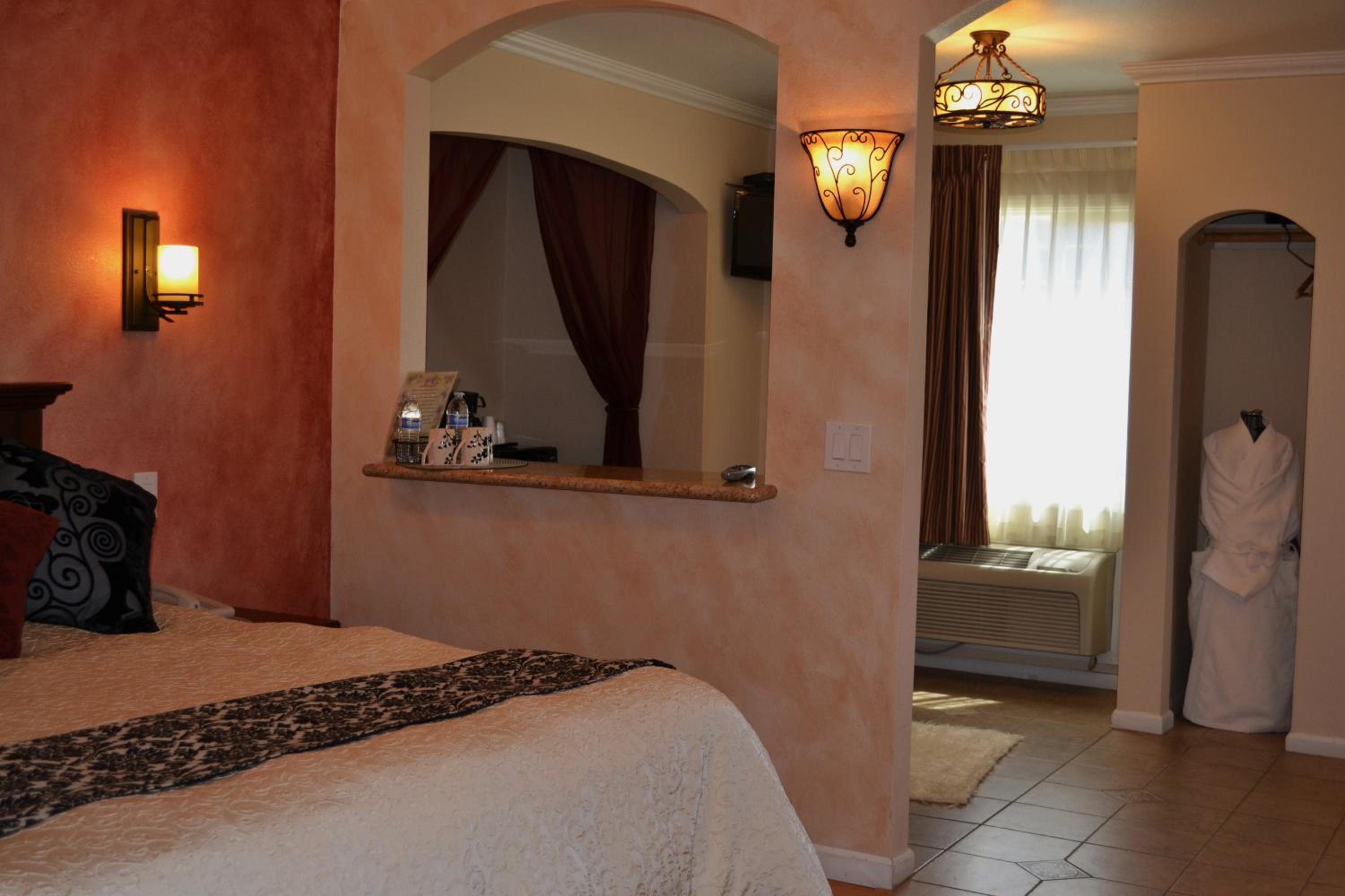 King Room with Spa Bath - Photo 2