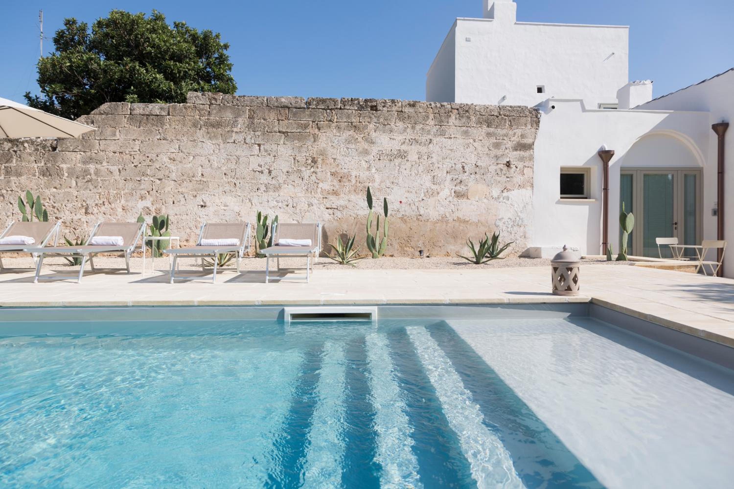 Deluxe Double Room - Poolside photo 3