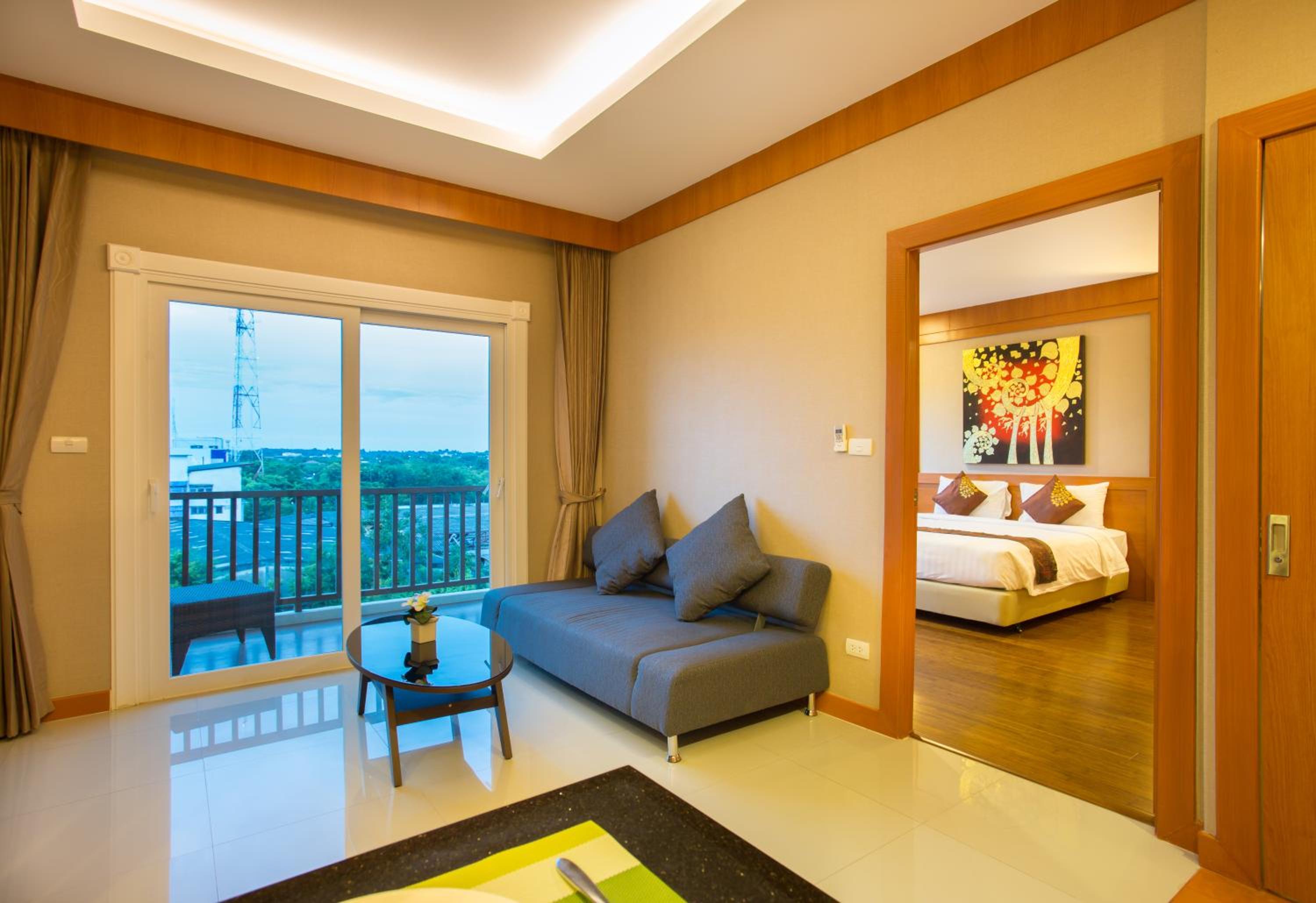 Suite - Photo 1