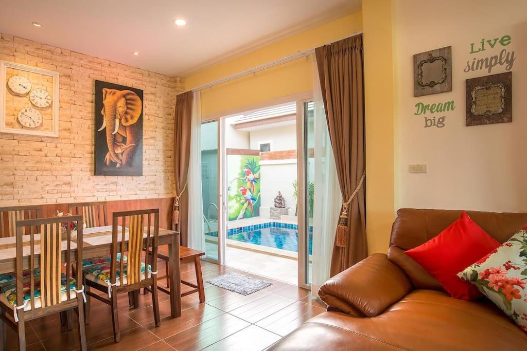 Villa - Photo 1