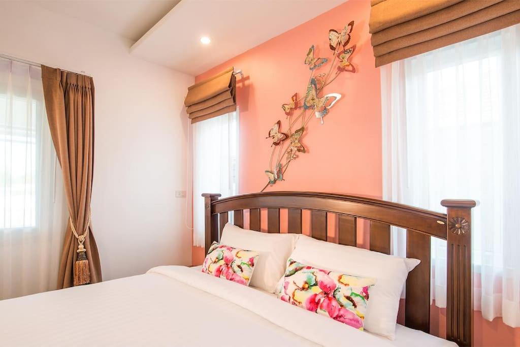 Villa - Photo 2
