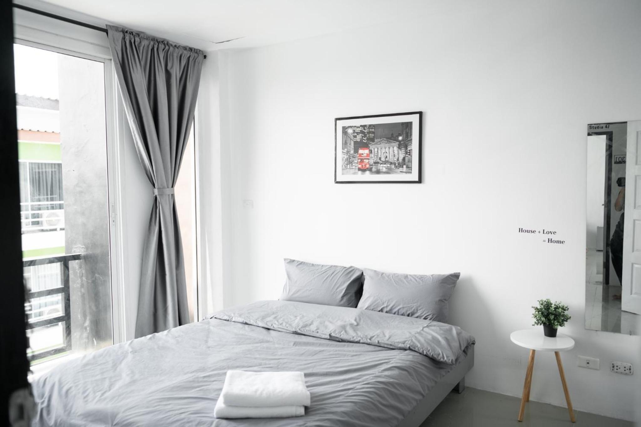 Queen Room with Balcony - Photo 6