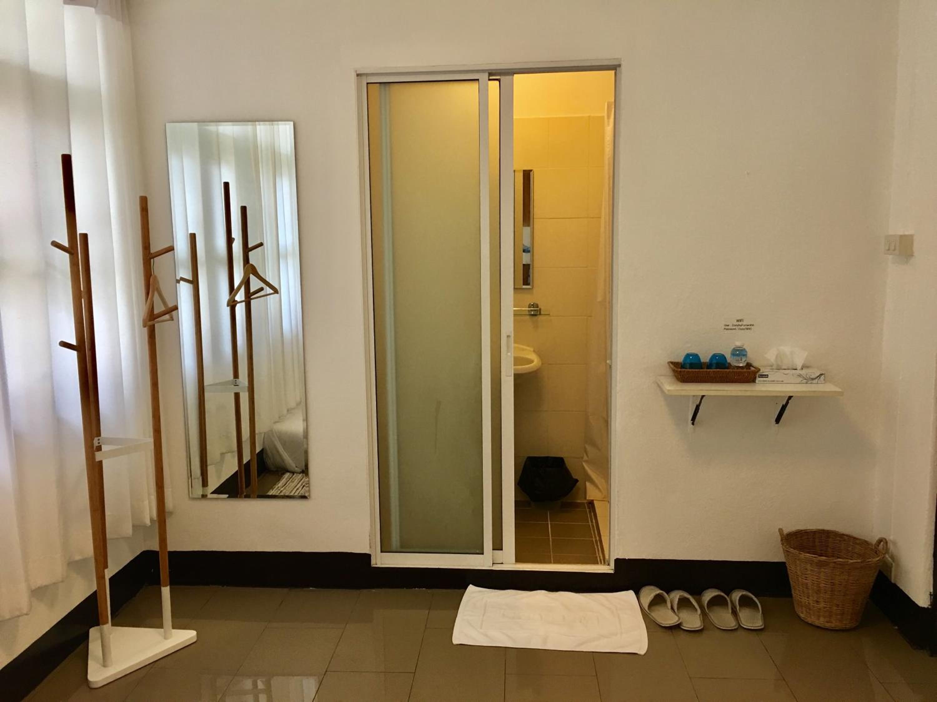 Standard Twin Room - Photo 8