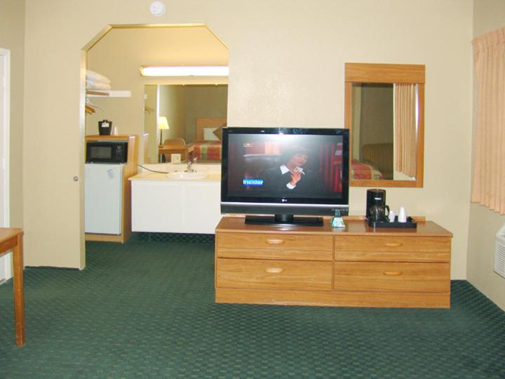 Standard Queen Room with Two Queen Beds photo 2
