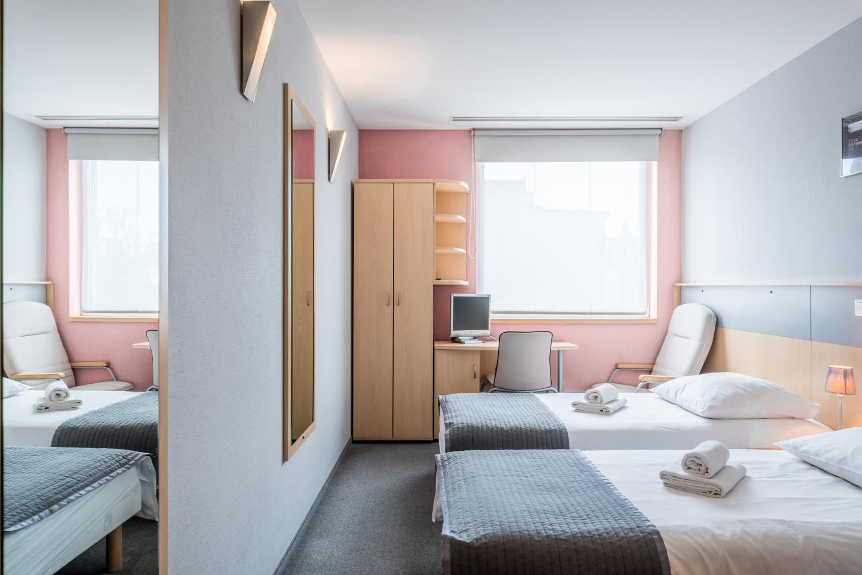 Twin Room - Photo 3