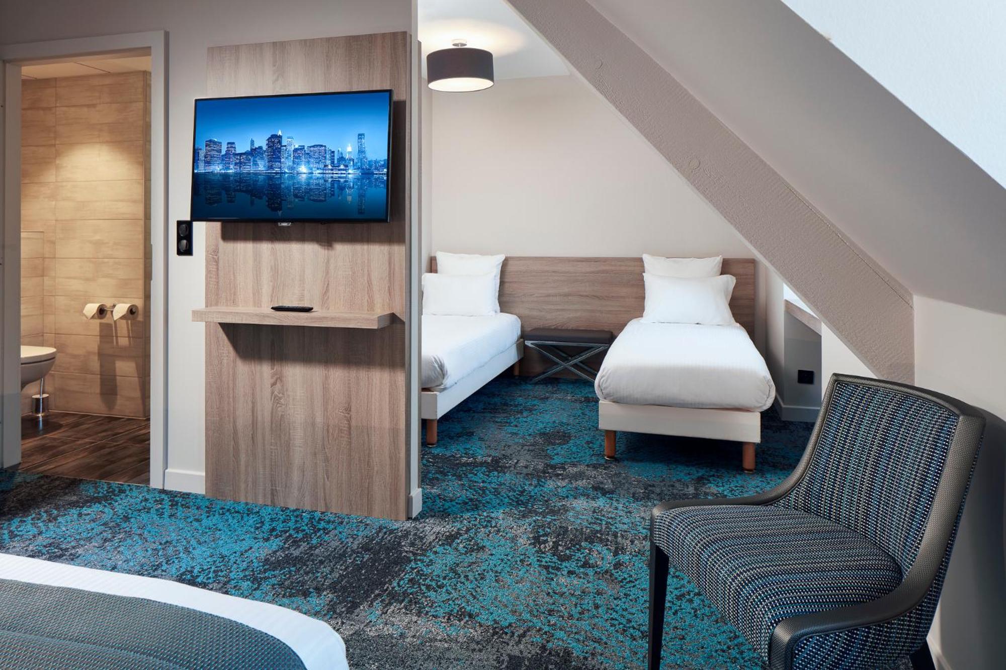 Quadruple Room thumbnail 5