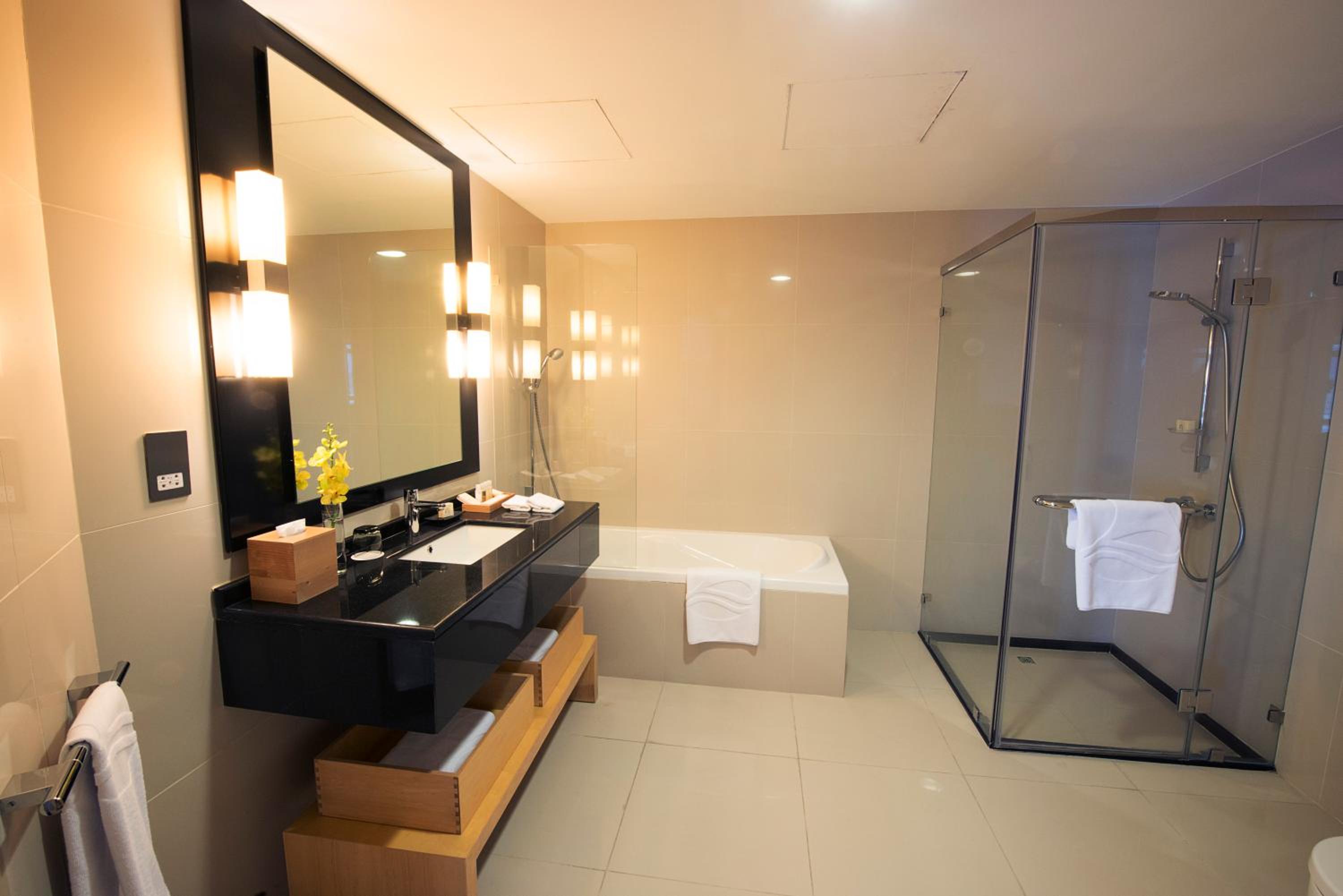 Elegant Comfort Room with Bathtub photo 2