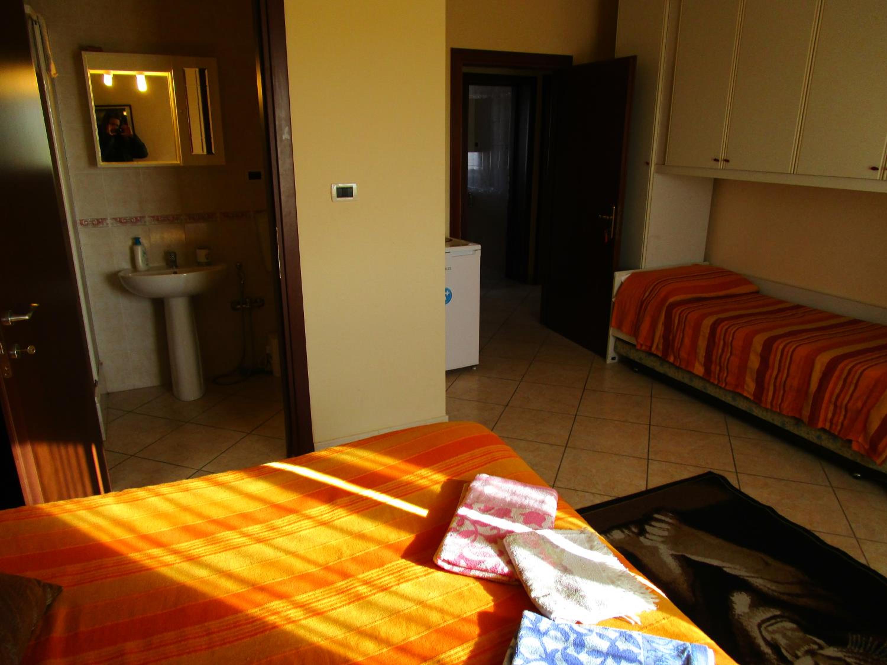 Triple Room with Private Bathroom - Photo 3