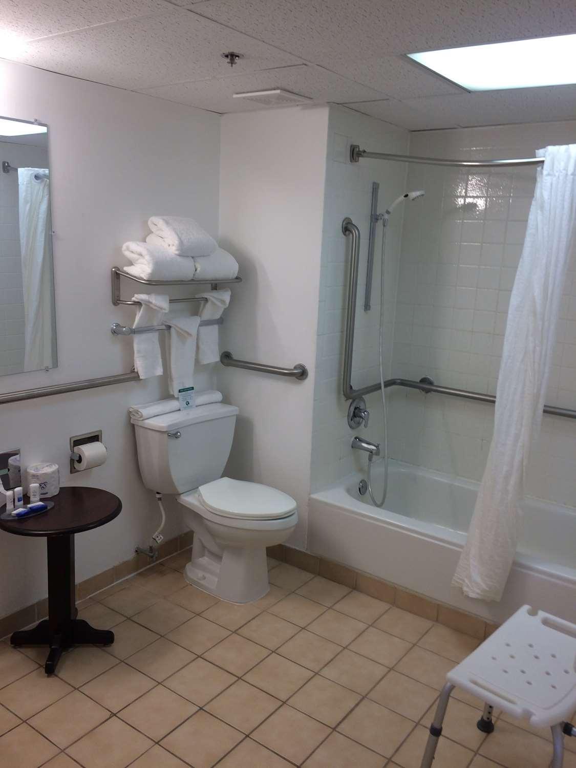 Queen Room with Walk-In Shower - Disability Access - Photo 4
