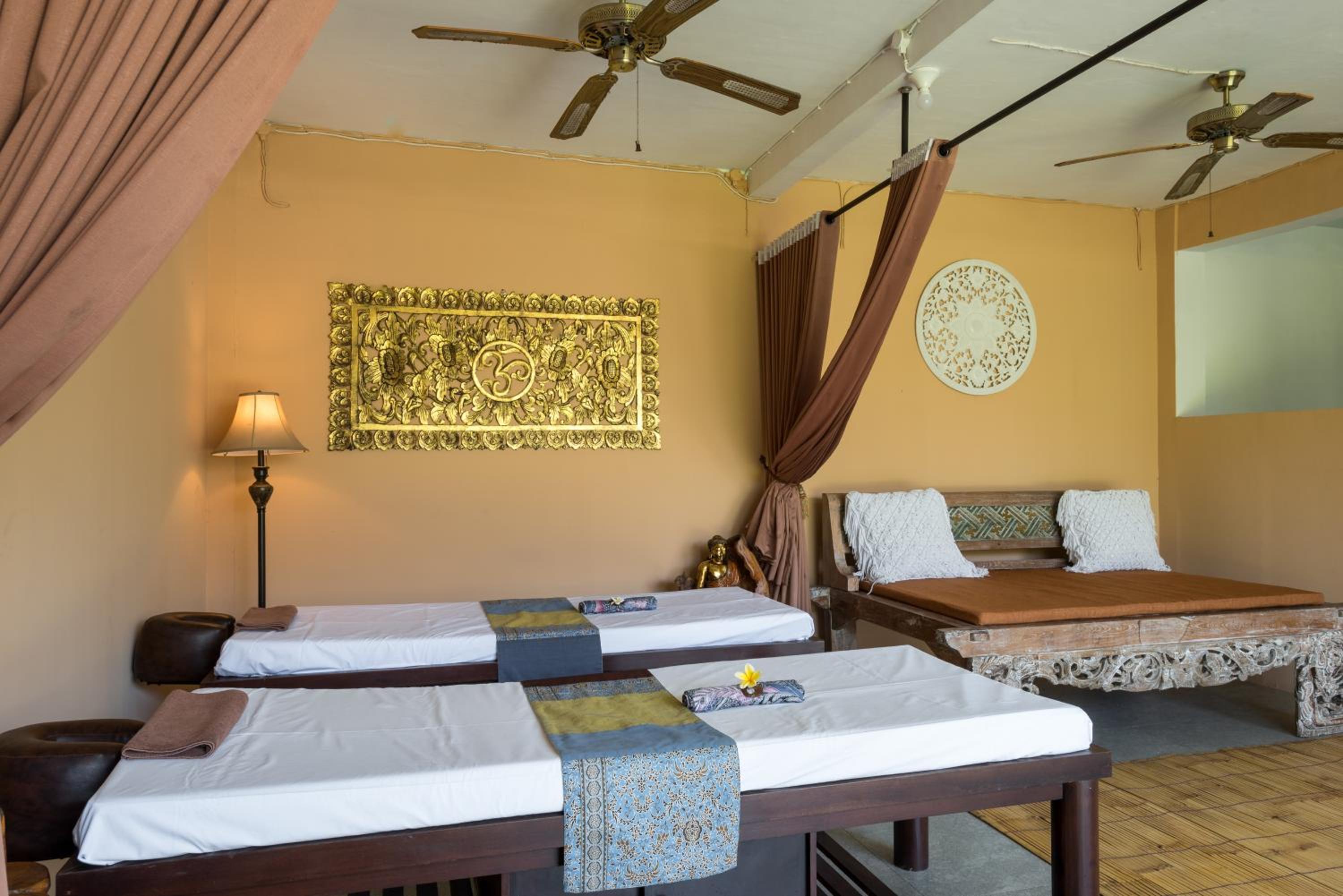 King Room with Balcony - Photo 12