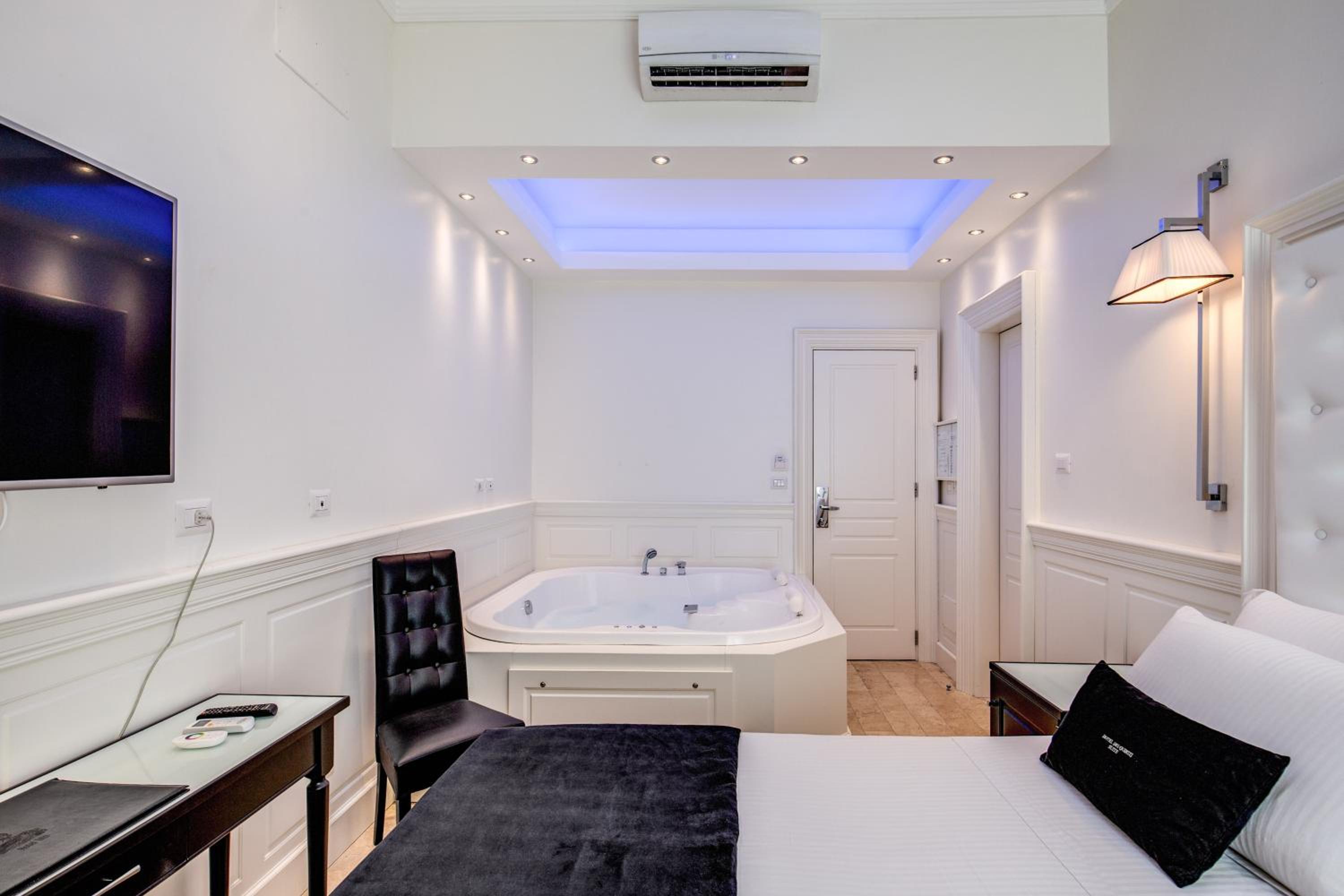 Double Room with Spa Bath photo 3