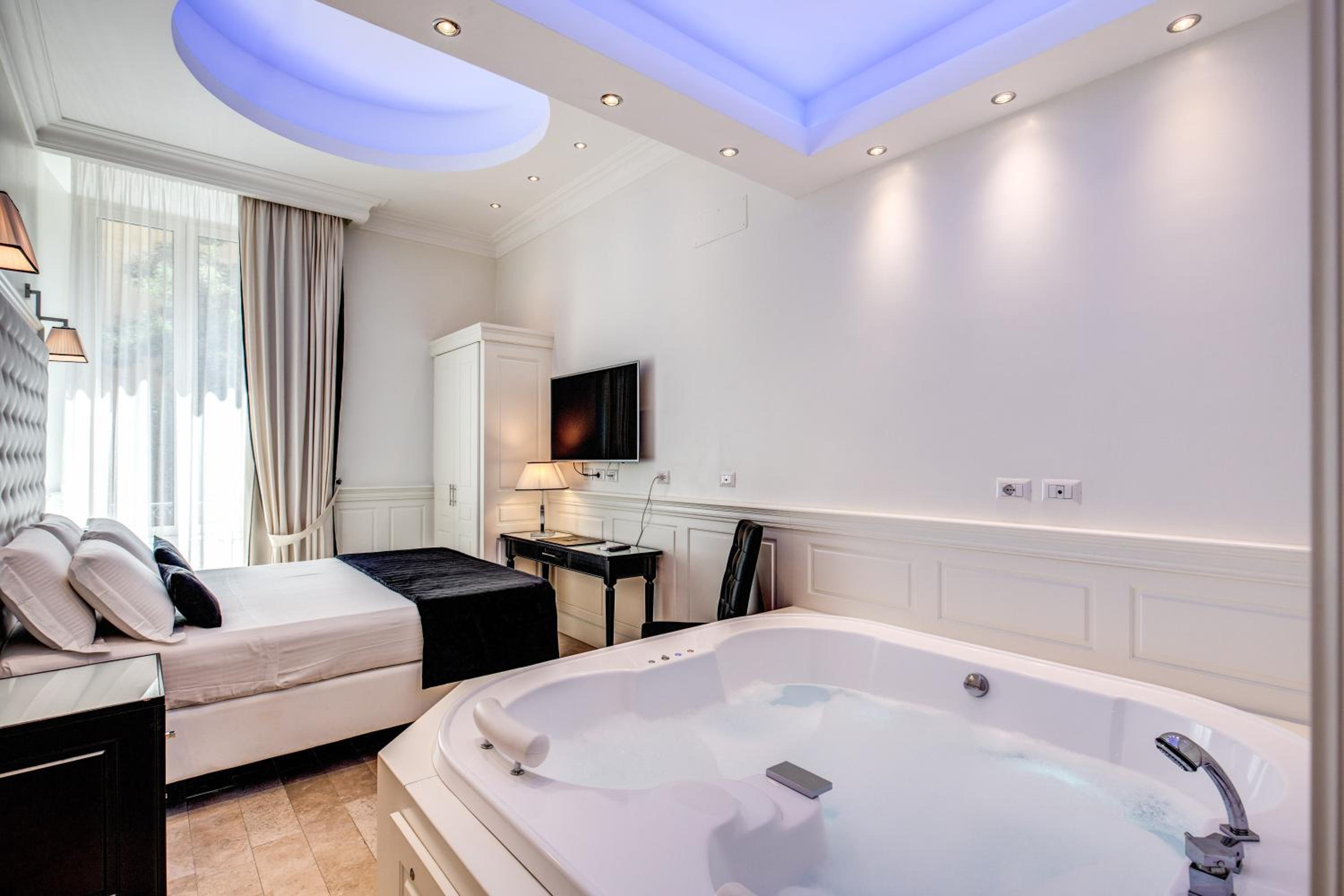 Double Room with Spa Bath photo 1