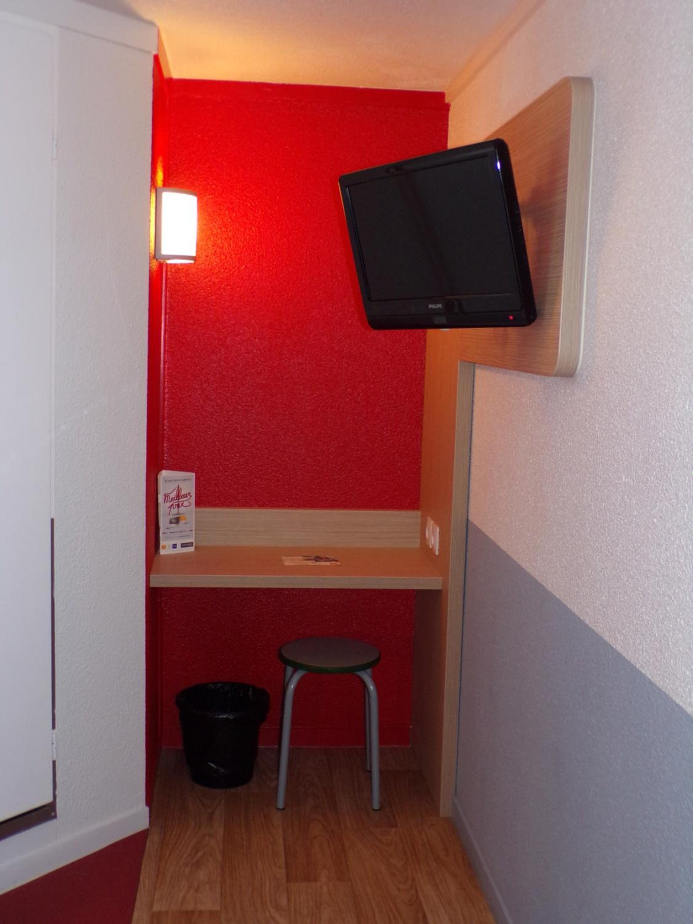 Triple Room (1 Double Bed + 1 Single Bed) - Photo 2