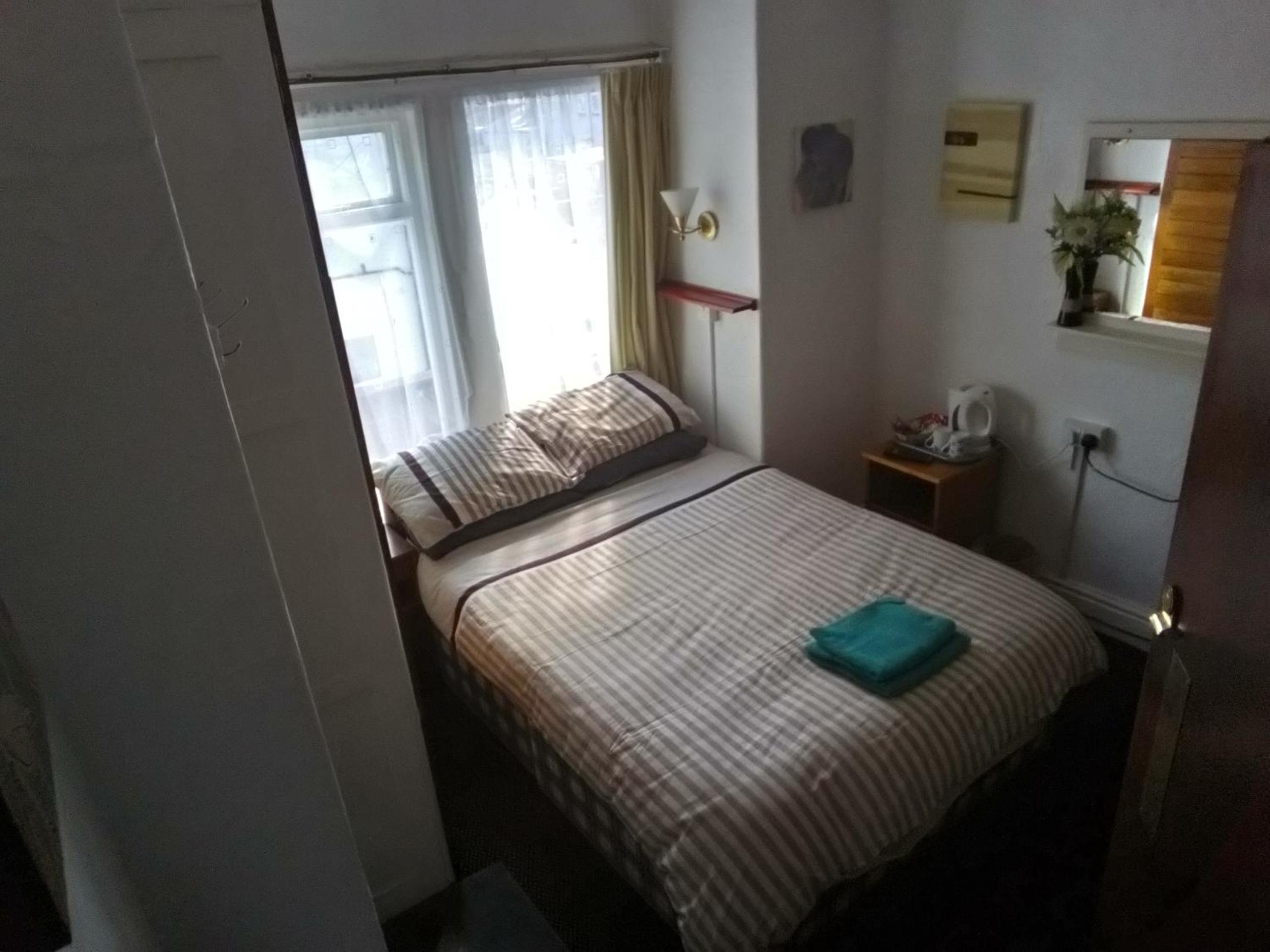Double Room with Private Bathroom - Photo 10