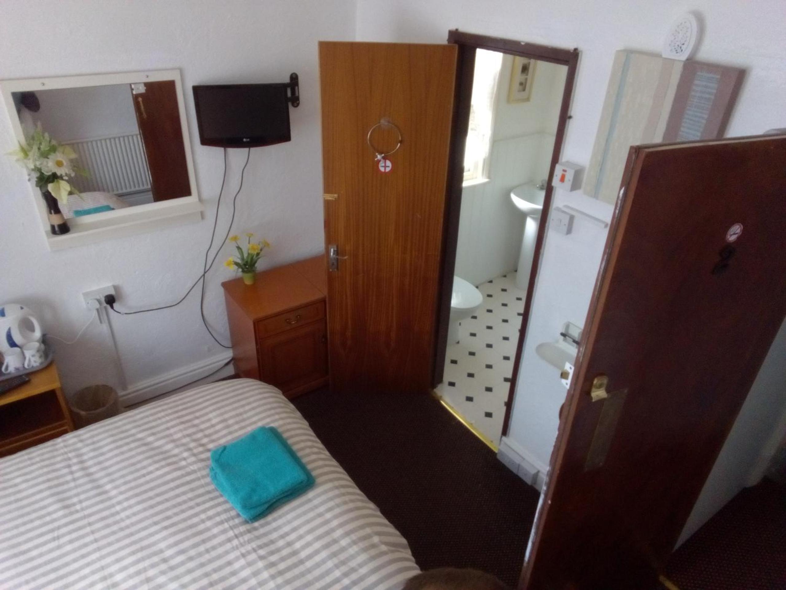 Double Room with Private Bathroom - Photo 9
