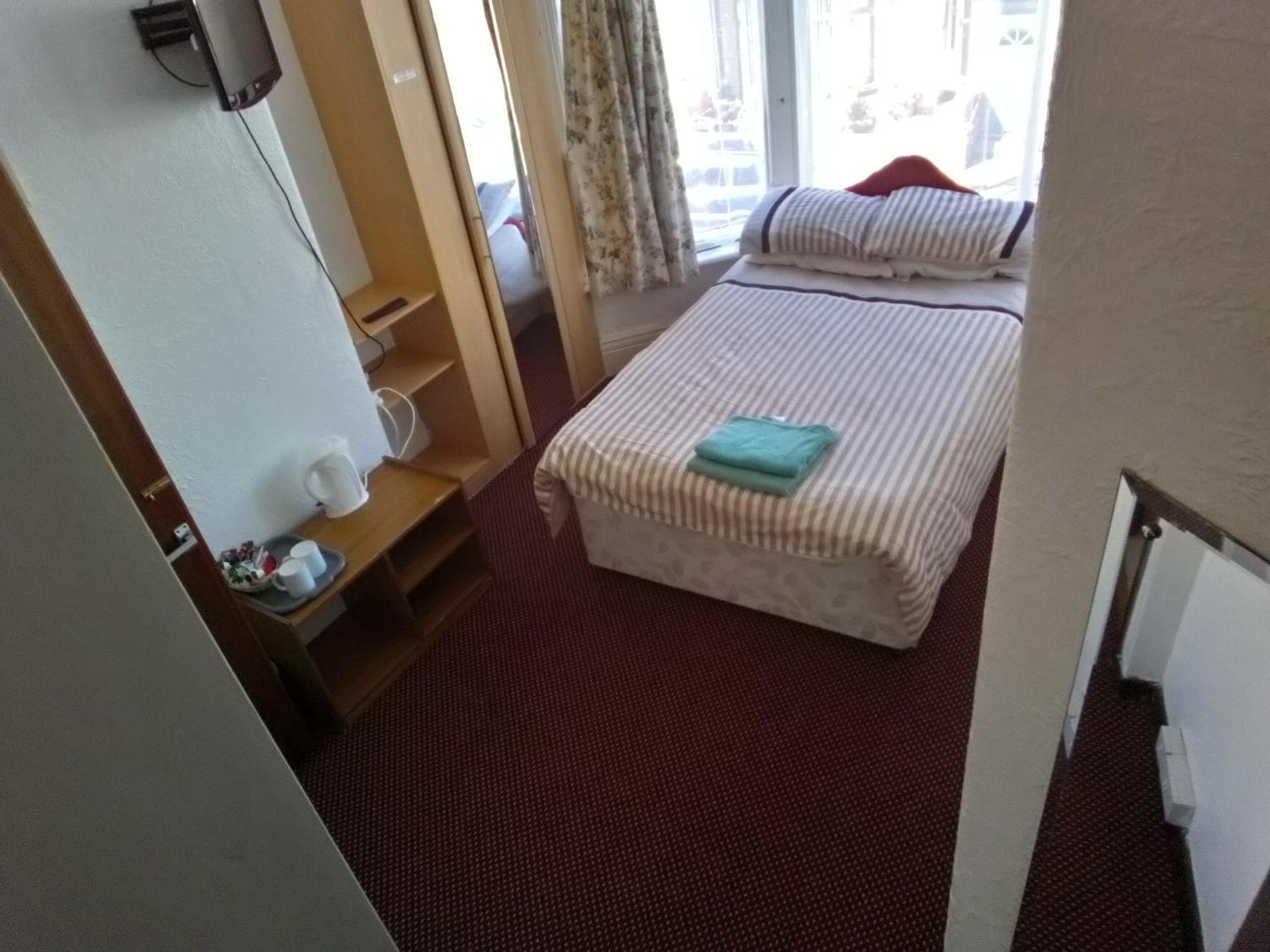 Double Room with Private Bathroom - Photo 7