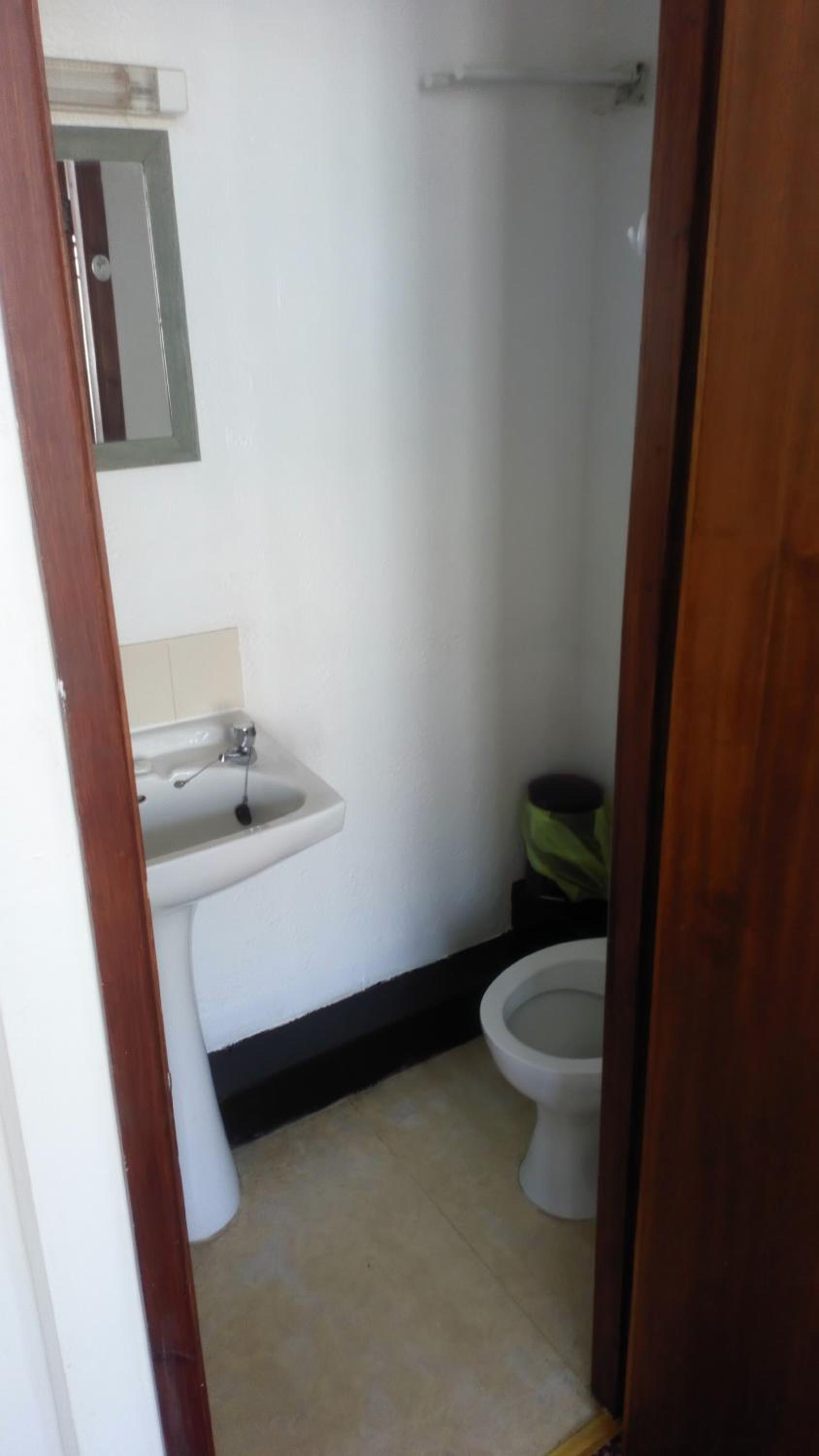 Double Room with Private Bathroom - Photo 2