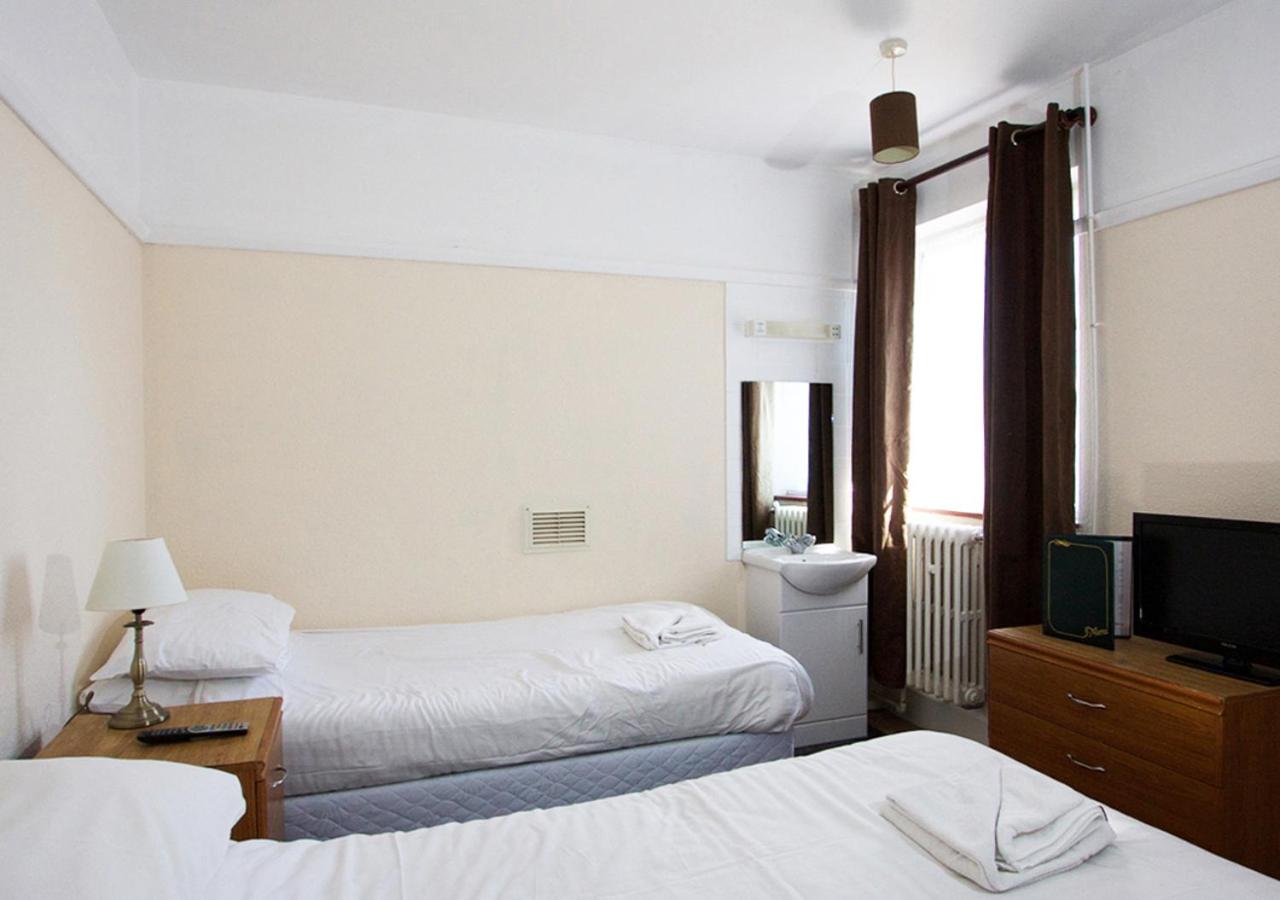 Twin Room with Shared Bathroom photo 1