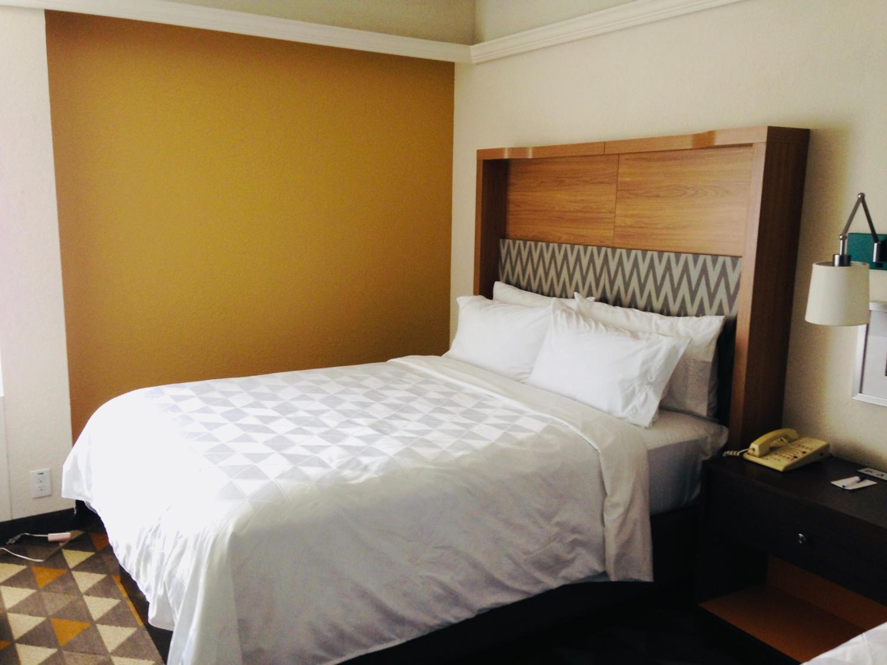 Standard Room with Two Queen Beds - Photo 3