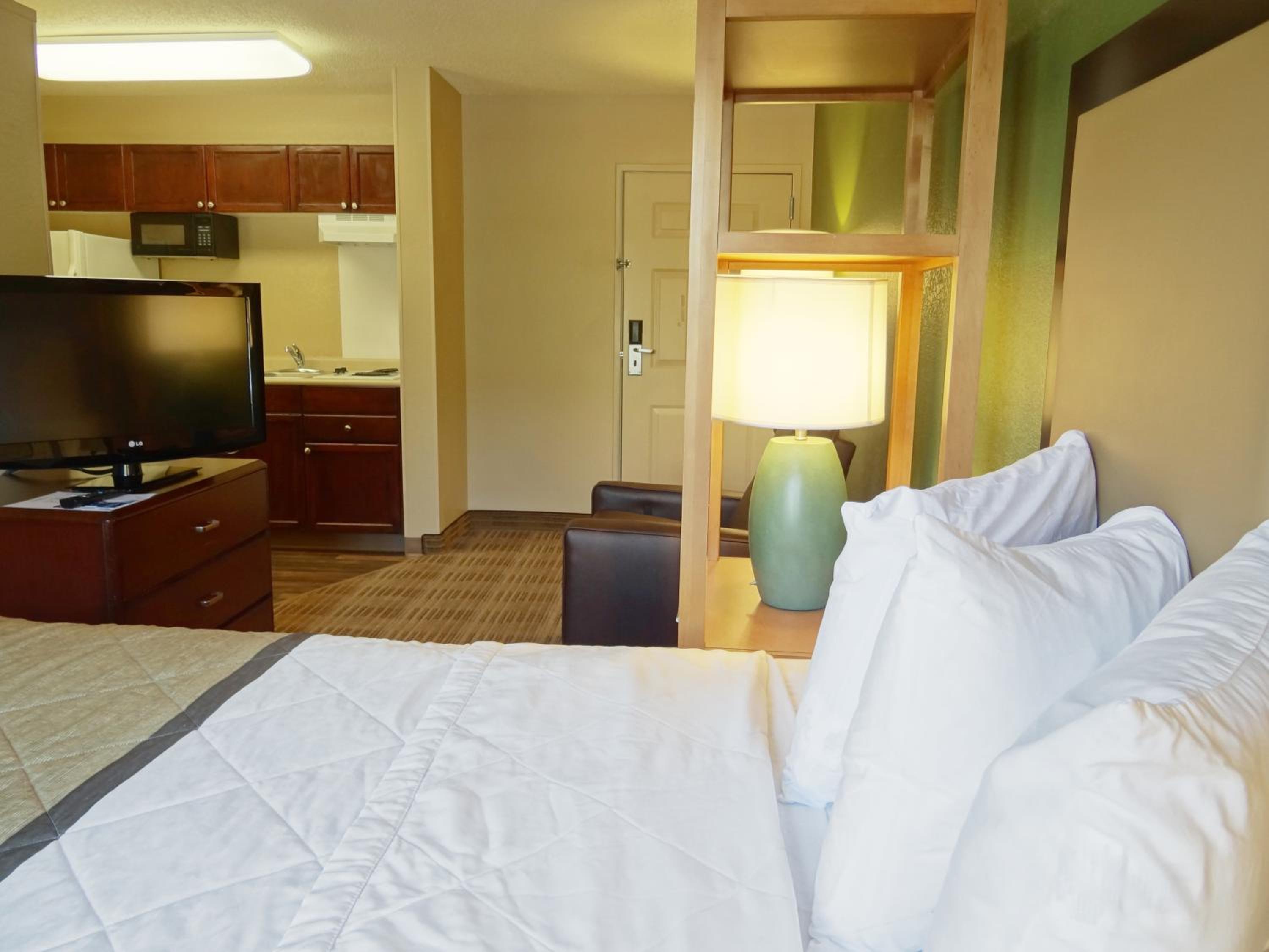 Queen Studio with 1 Queen Bed - Non-Smoking - Photo 3