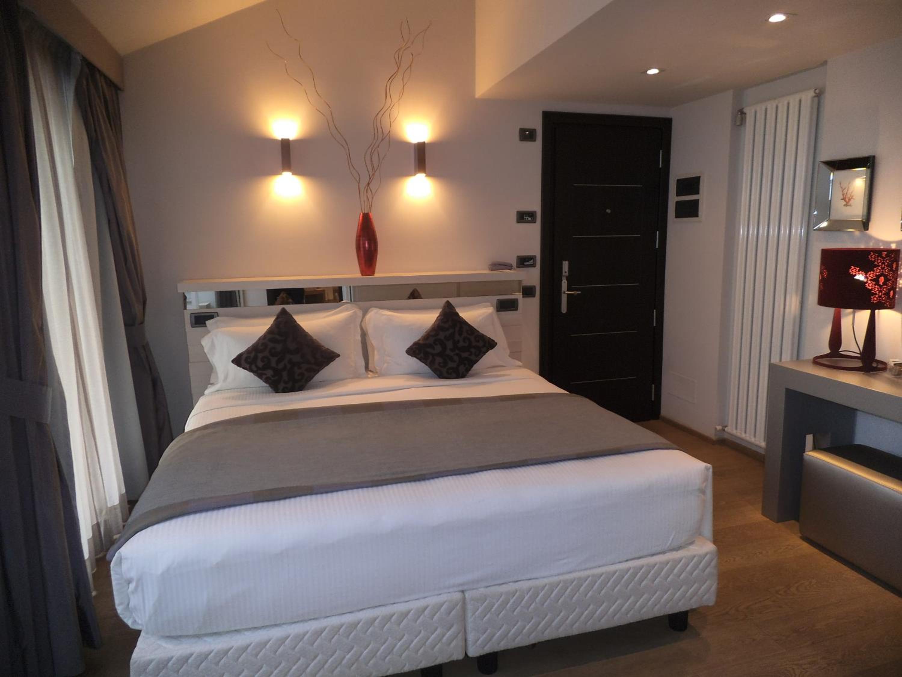 Suite - Photo 1