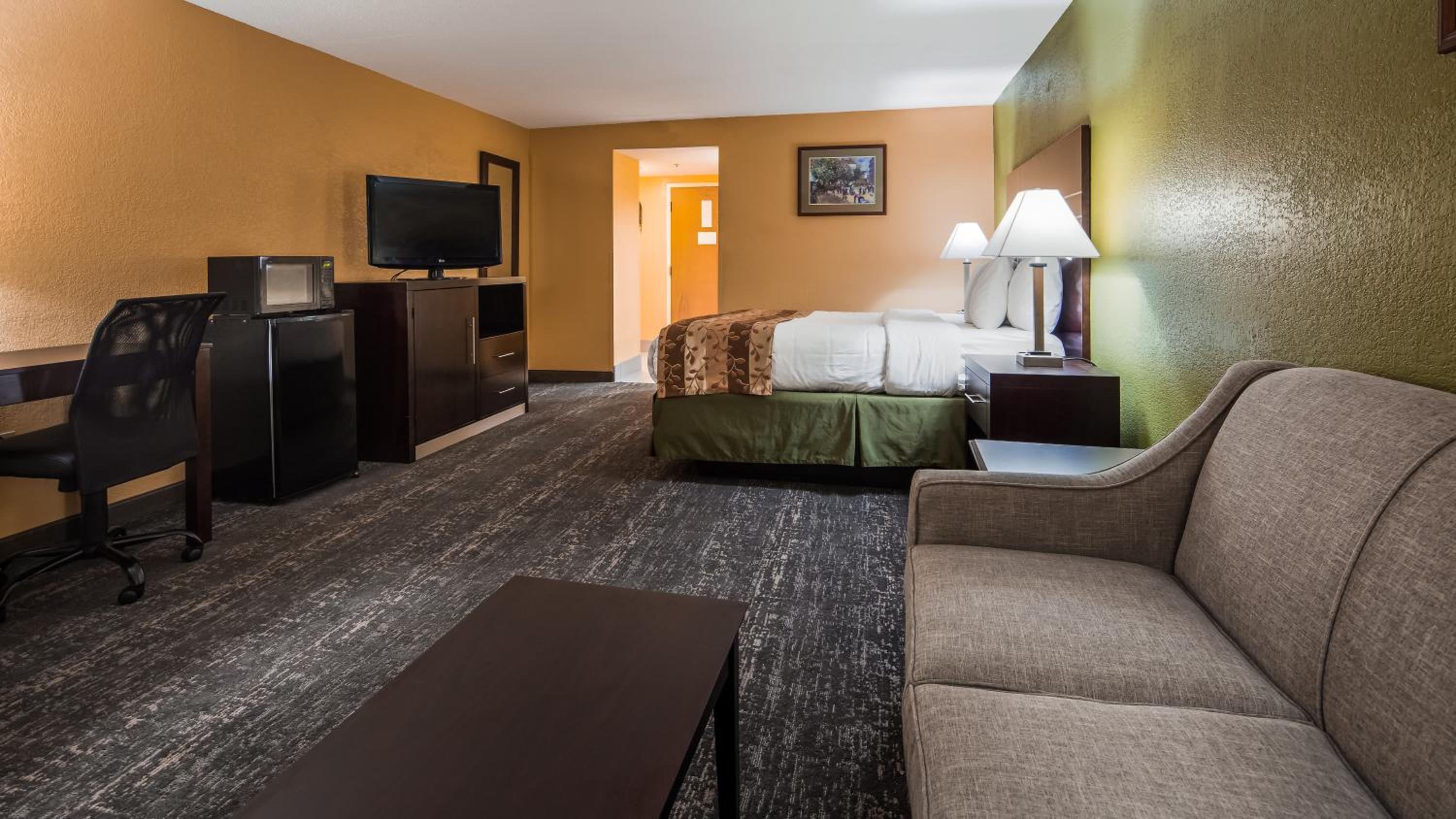 King Suite with Sofa Bed and Wet Bar - Photo 3