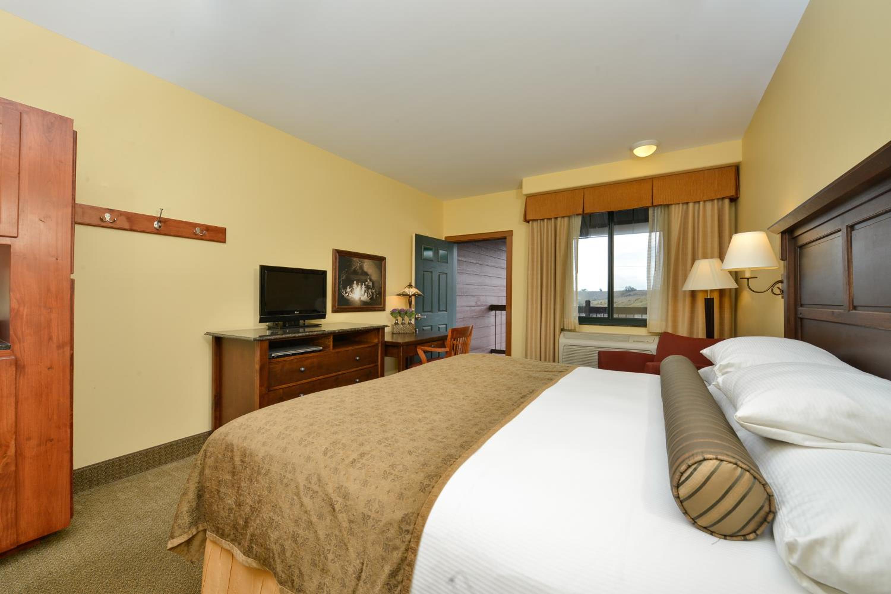 Deluxe king room