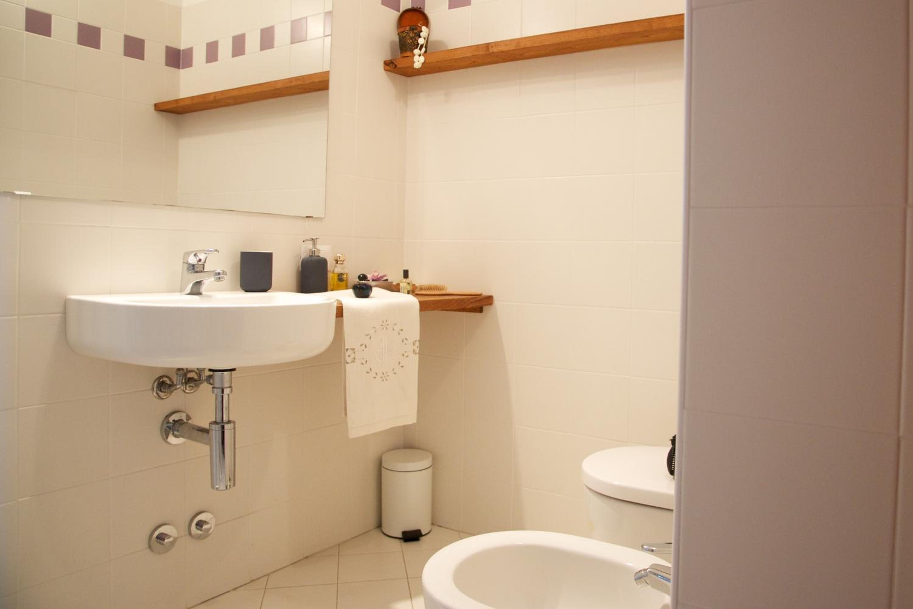 Double Room with Private Bathroom - Photo 10