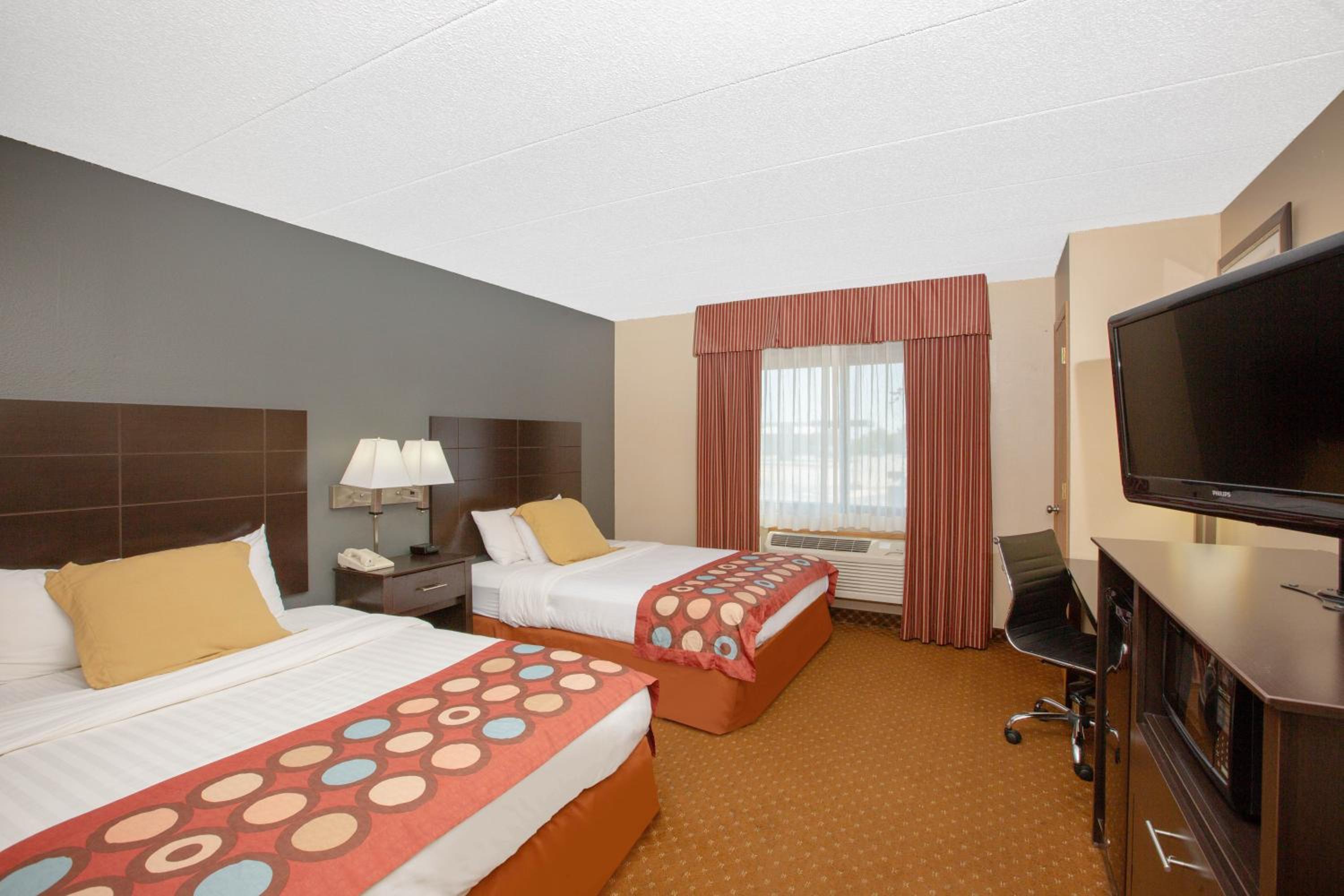 Queen Room with Two Queen Beds - Non-Smoking - Photo 3