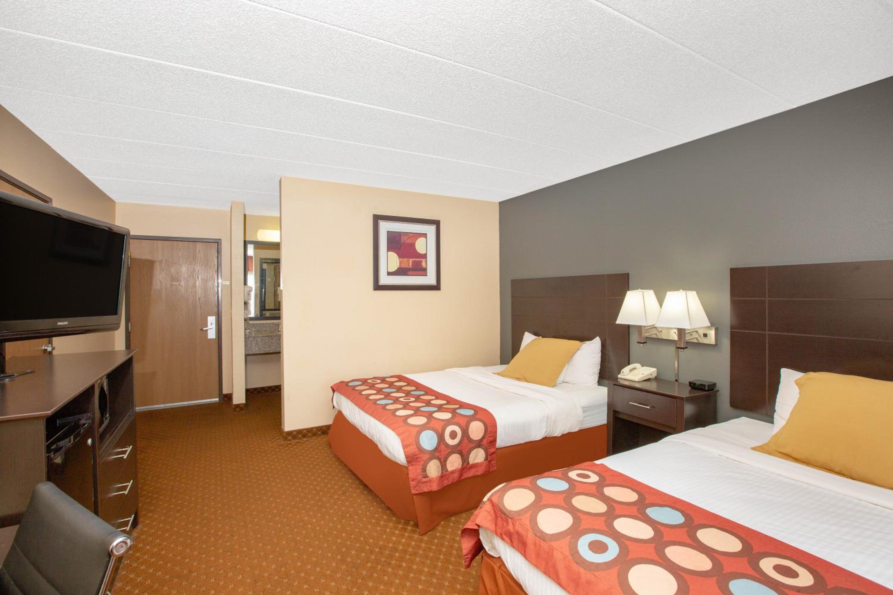 Queen Room with Two Queen Beds - Non-Smoking - Photo 1