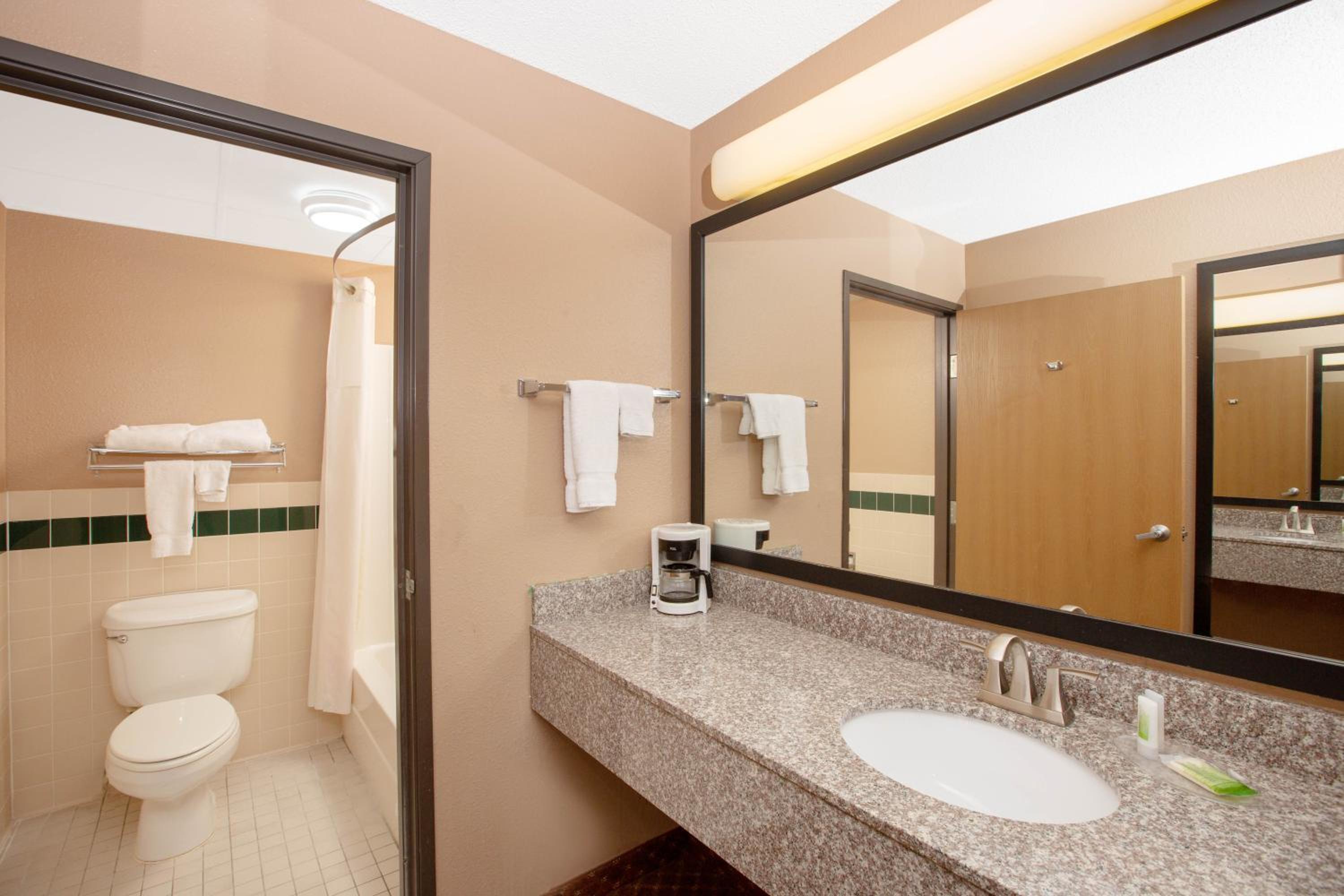 King Room - Non-Smoking - Photo 4