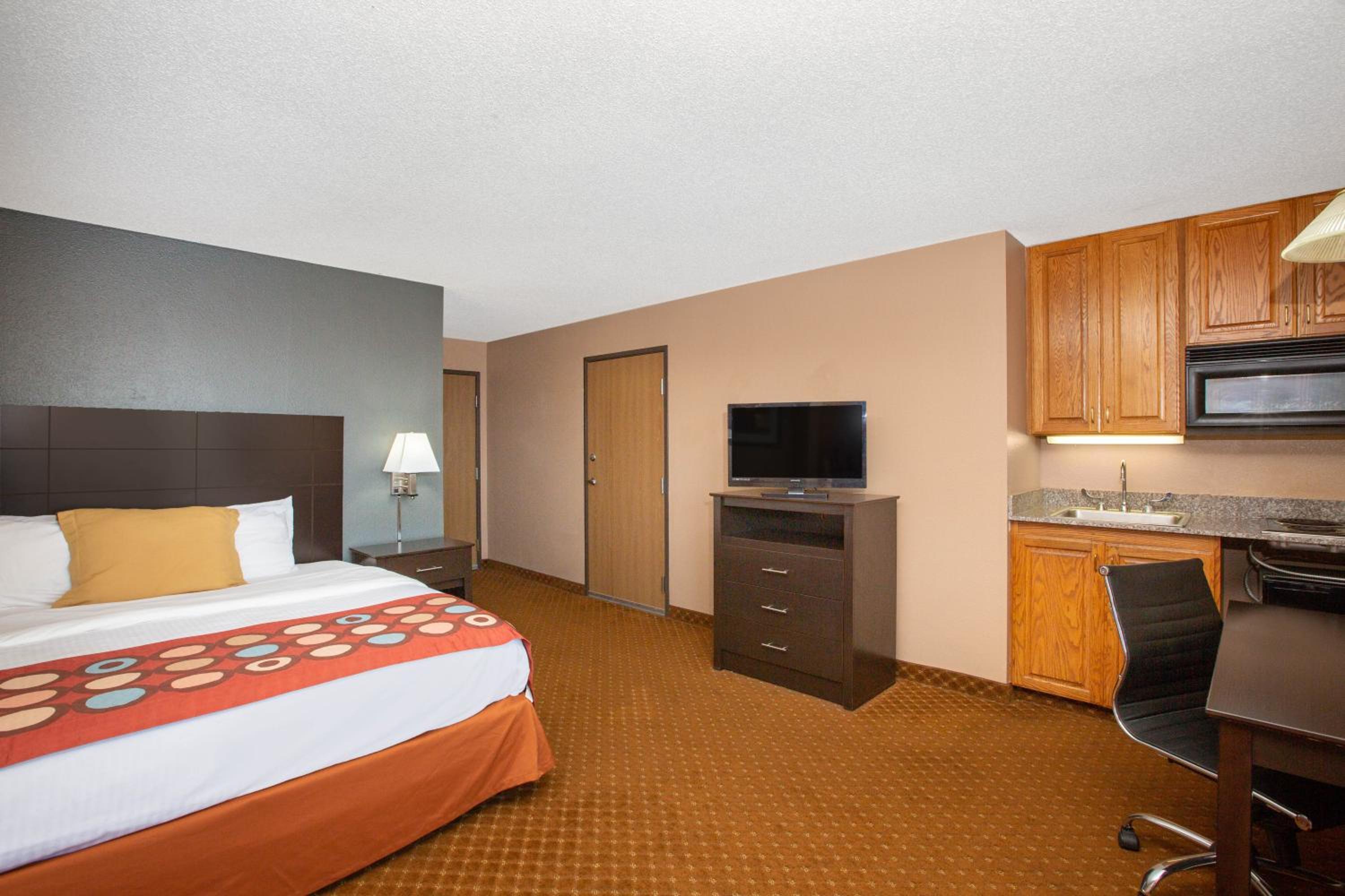 Deluxe King Room - Non-Smoking - Photo 4