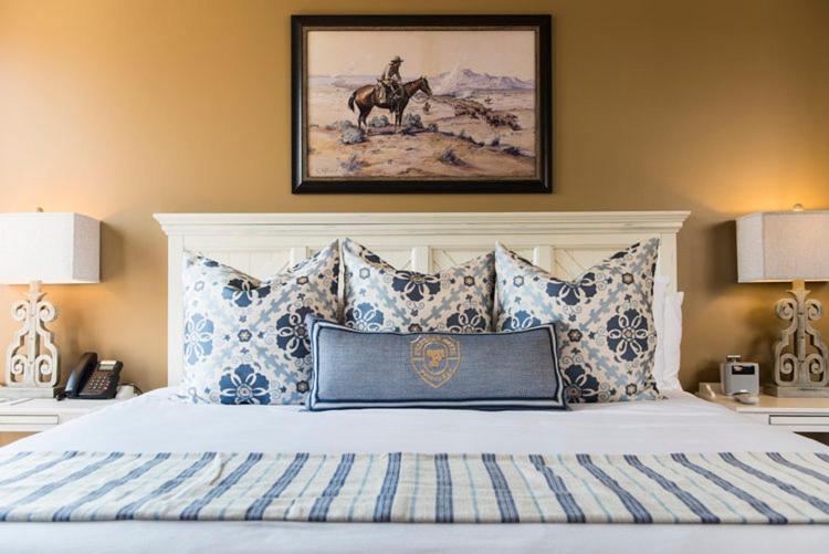 Deluxe King Suite photo 2
