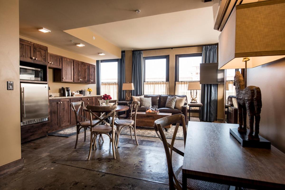 Deluxe King Suite photo 3