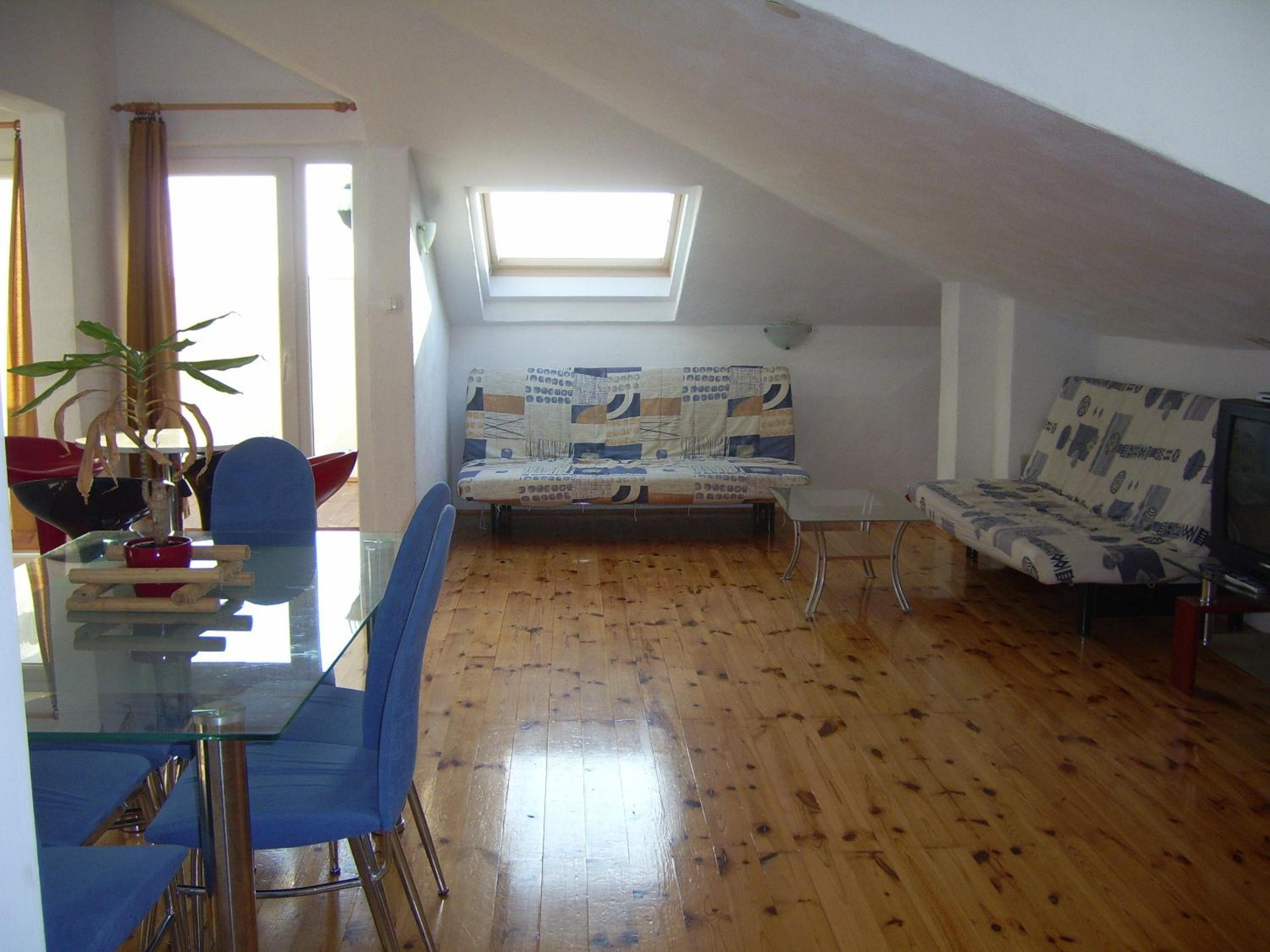 Comfort Two-Bedroom Apartment - Attic