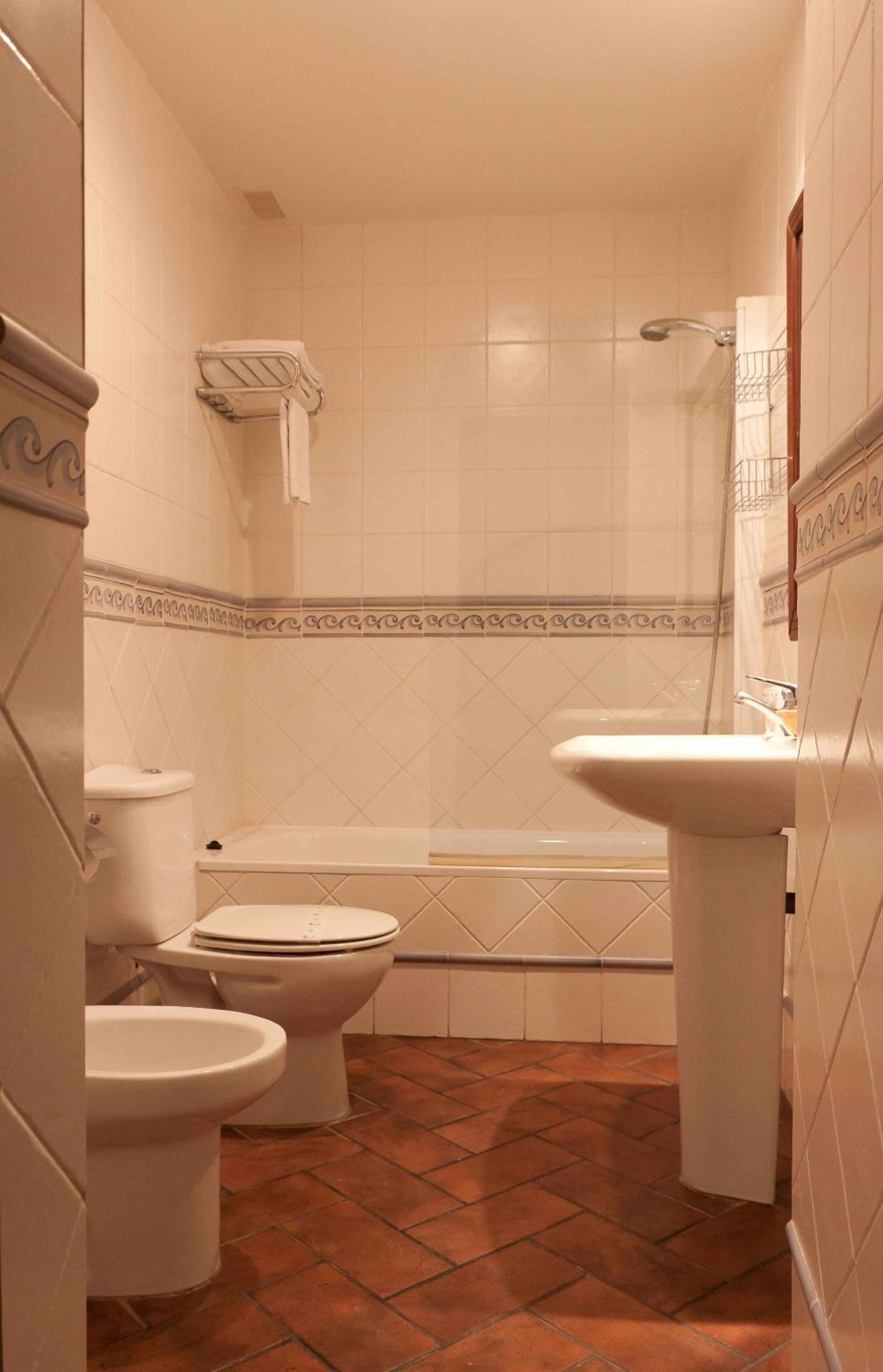 Double or Twin Room - Photo 11