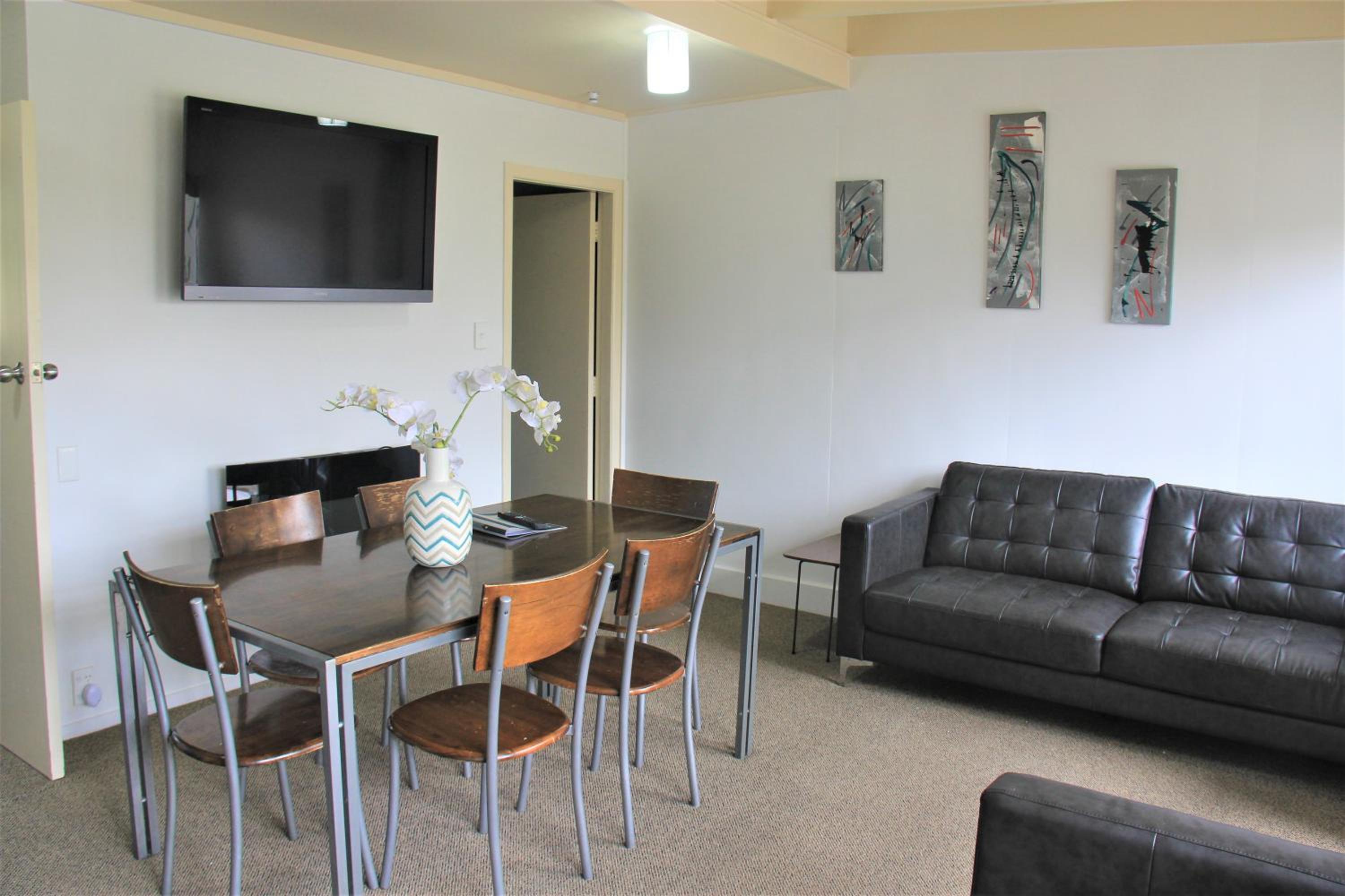 Large Two-Bedroom Apartment thumbnail 5